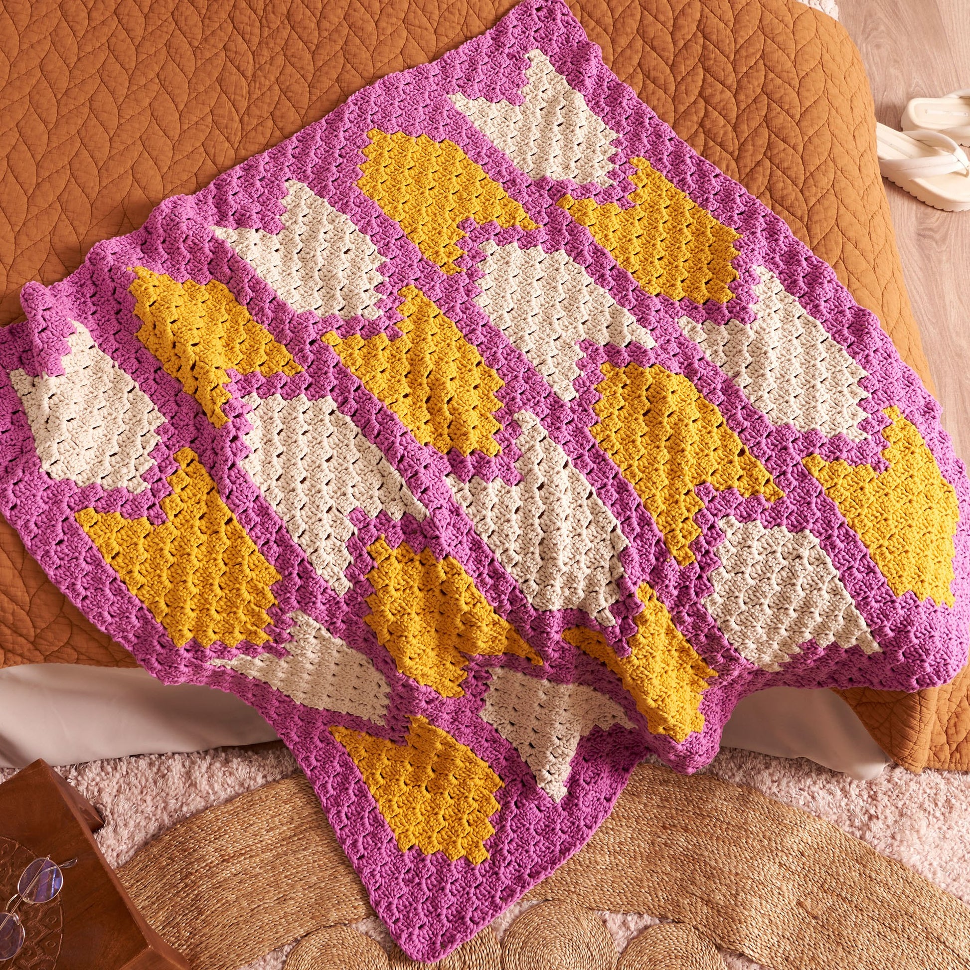 Free Bernat C2C Crochet Geo Arrow Blanket Pattern