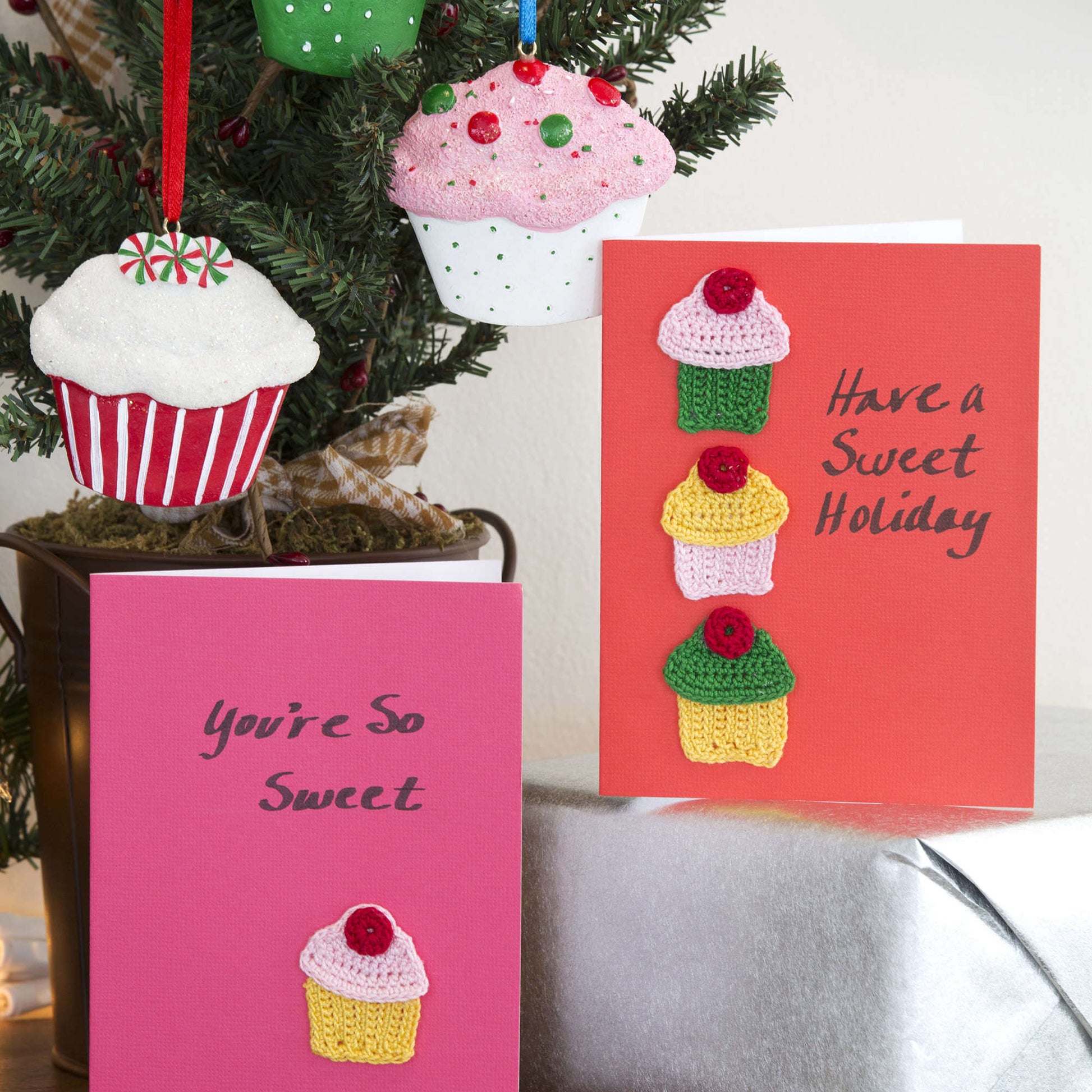 Free Aunt Lydia's Cupcakes Holiday Cards Crochet Pattern