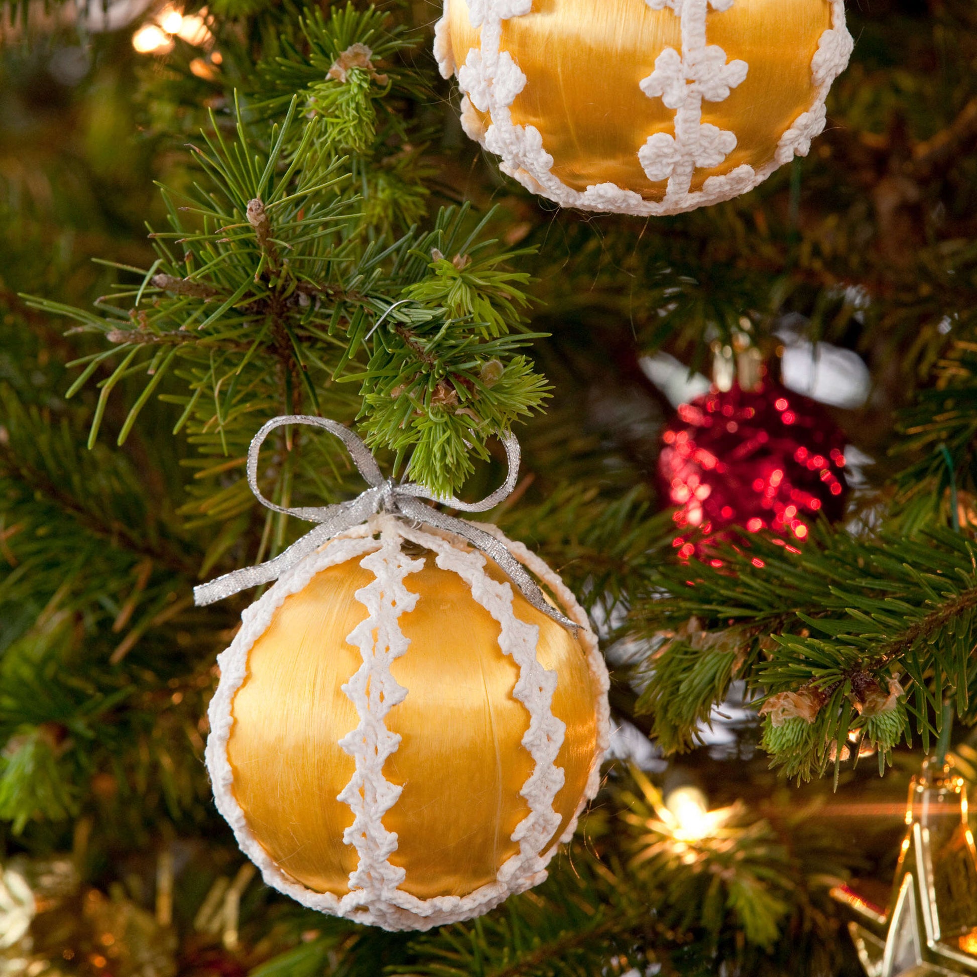 Free Aunt Lydia's Lacy Christmas Ornaments Crochet Pattern