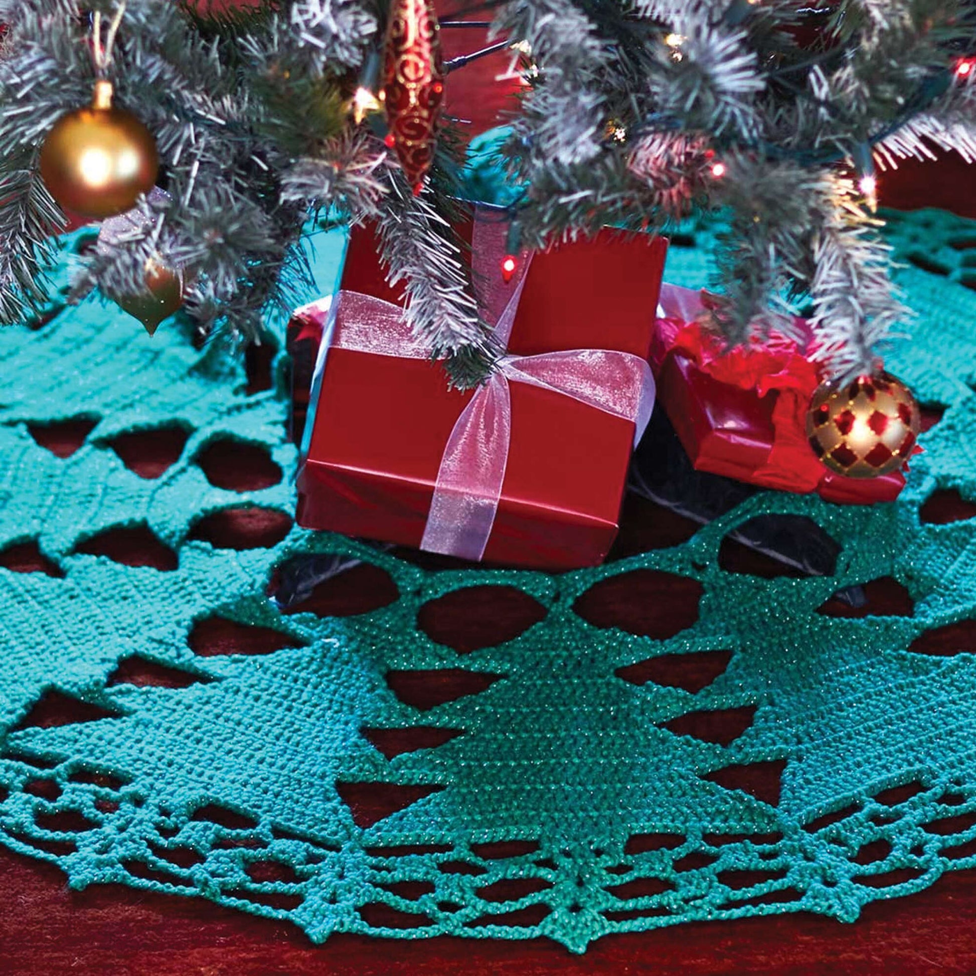 Free Bernat Christmas Tree Skirt Crochet Pattern