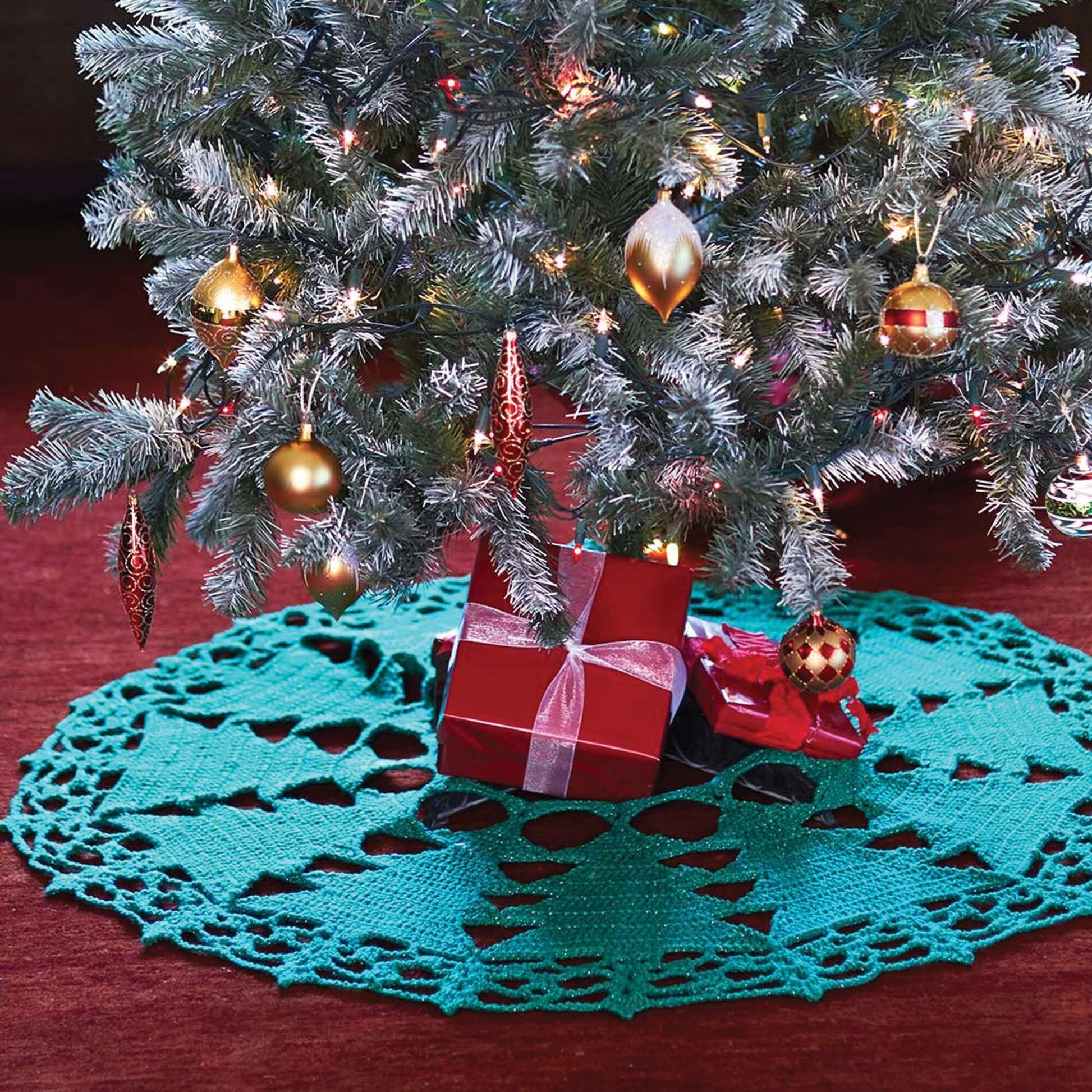 Free Bernat Christmas Tree Skirt Crochet Pattern