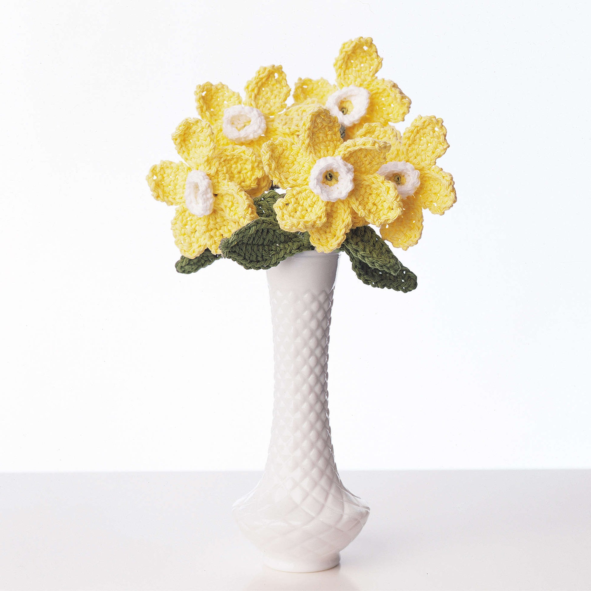Free Bernat Daffodil Crochet Bouquet Pattern