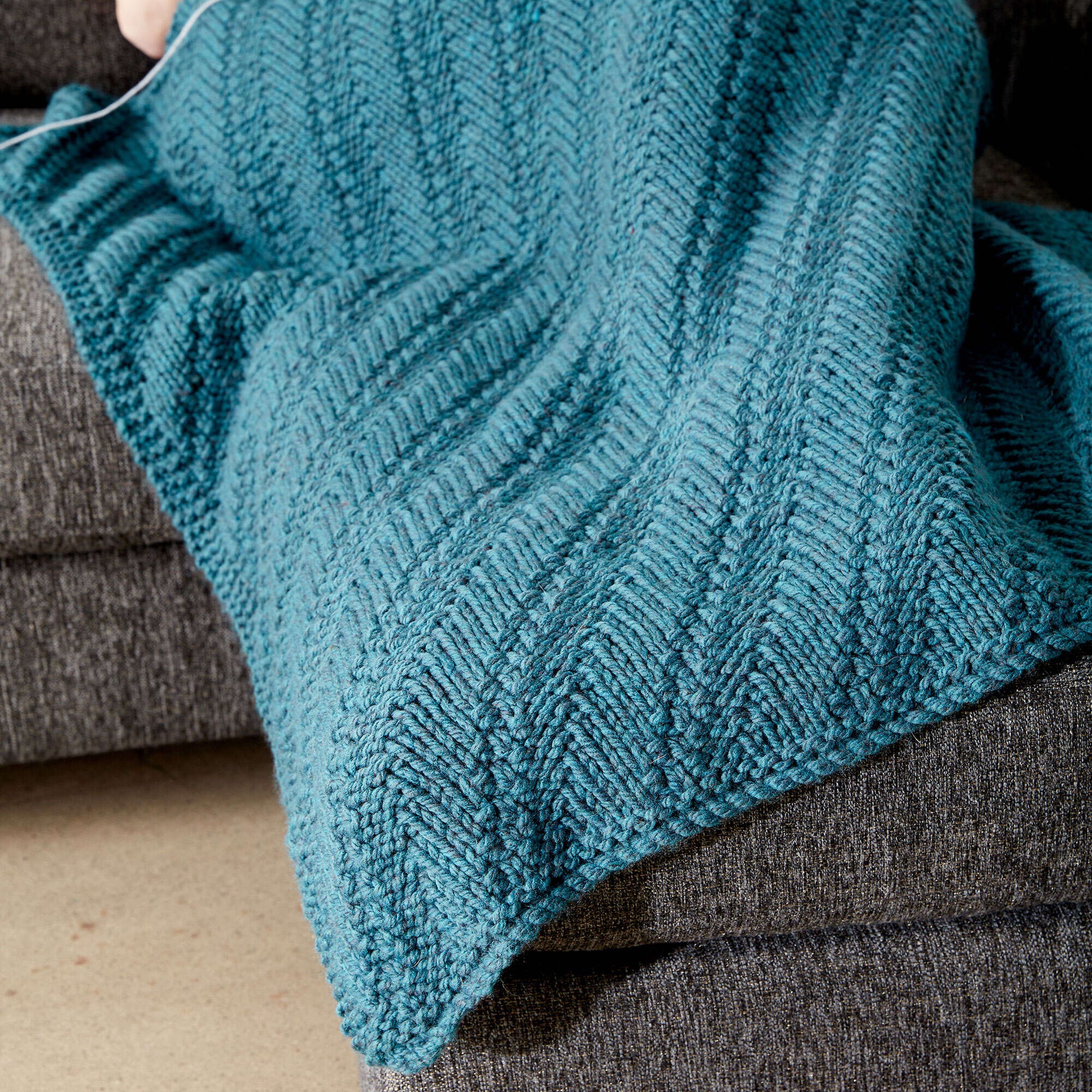 Free Bernat Reversible Knit Lap Blanket Pattern