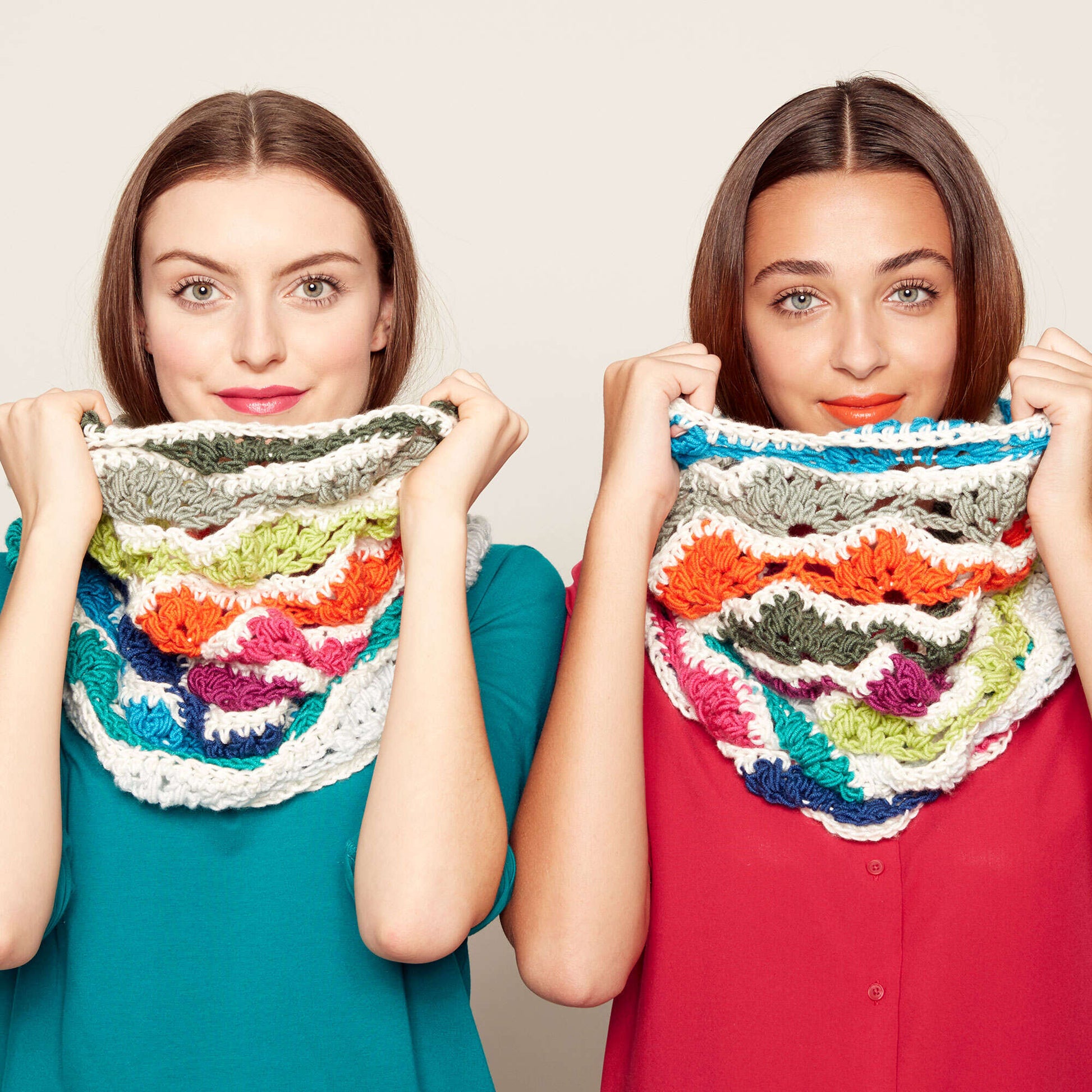 Free Caron X Pantone Rainbow Chip Crochet Cowl Pattern