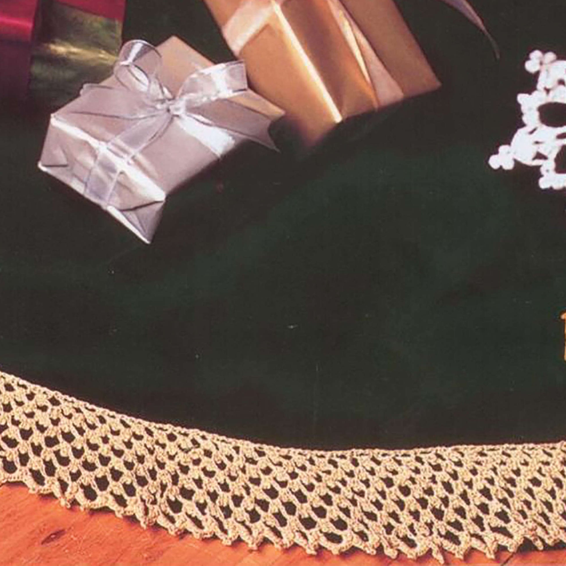 Free Patons Bells, Flakes & Tree Skirt Edging Crochet Pattern