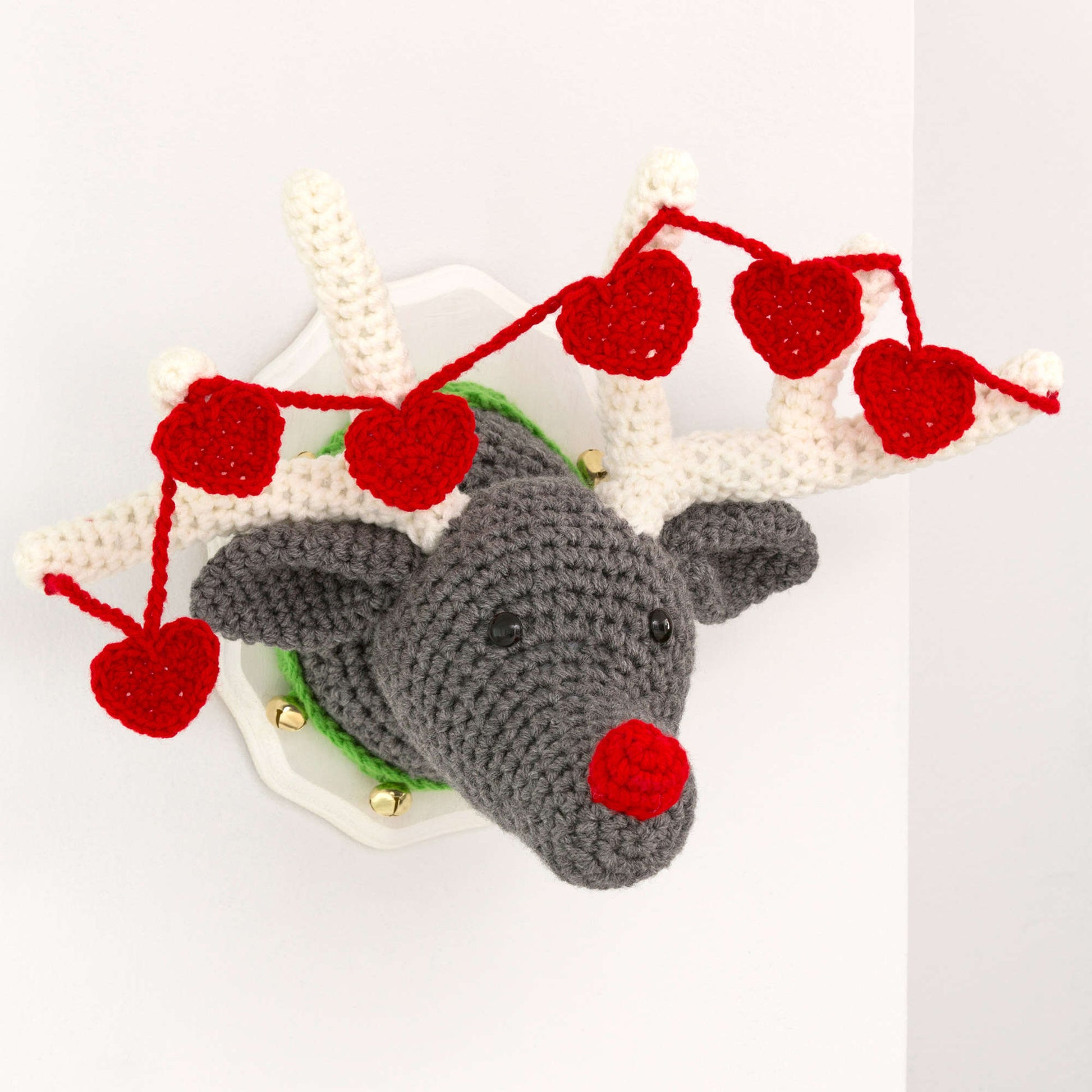 Free Red Heart Reindeer Wall Plaque Crochet Pattern