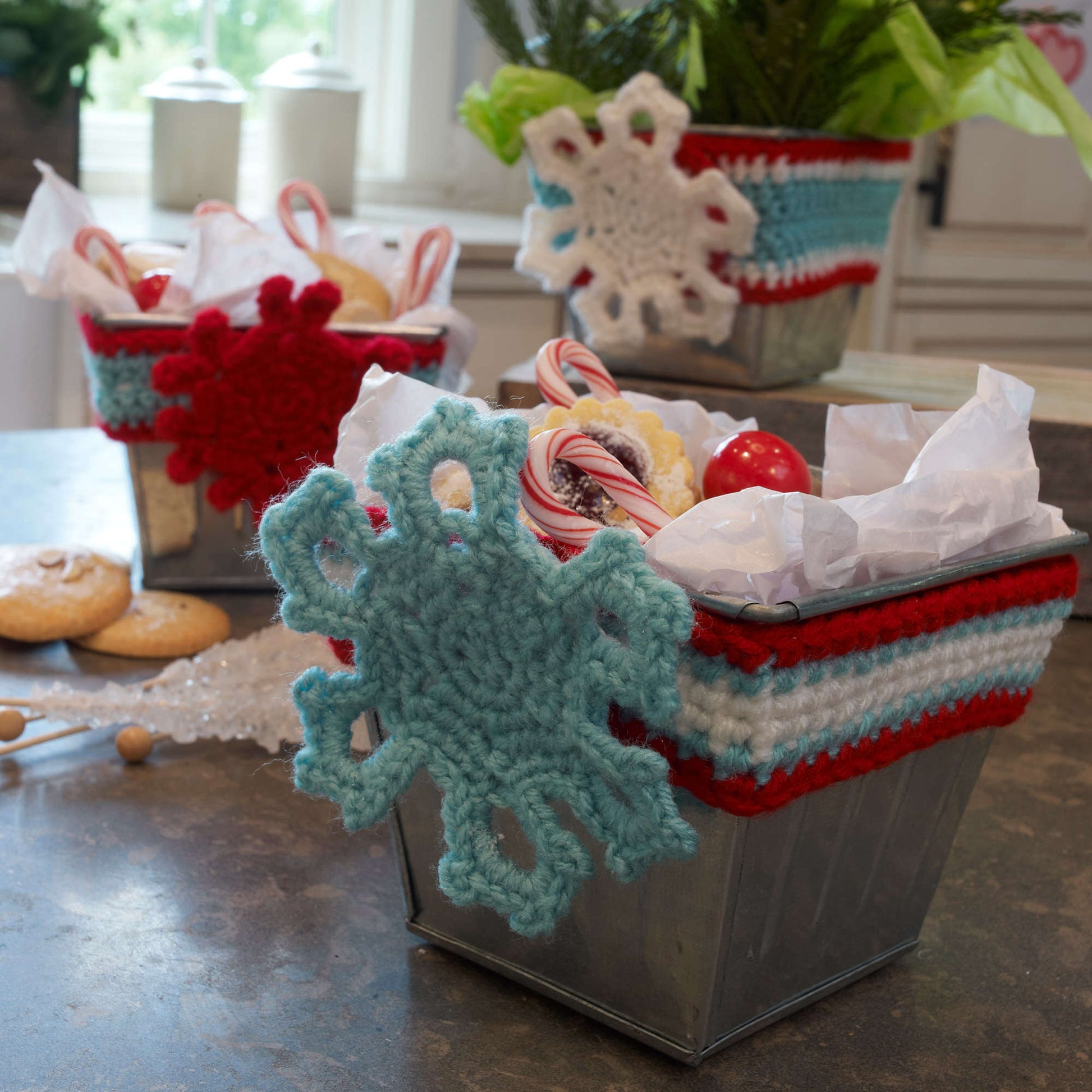 Free Red Heart Crochet Holiday Wrapped Tins Pattern