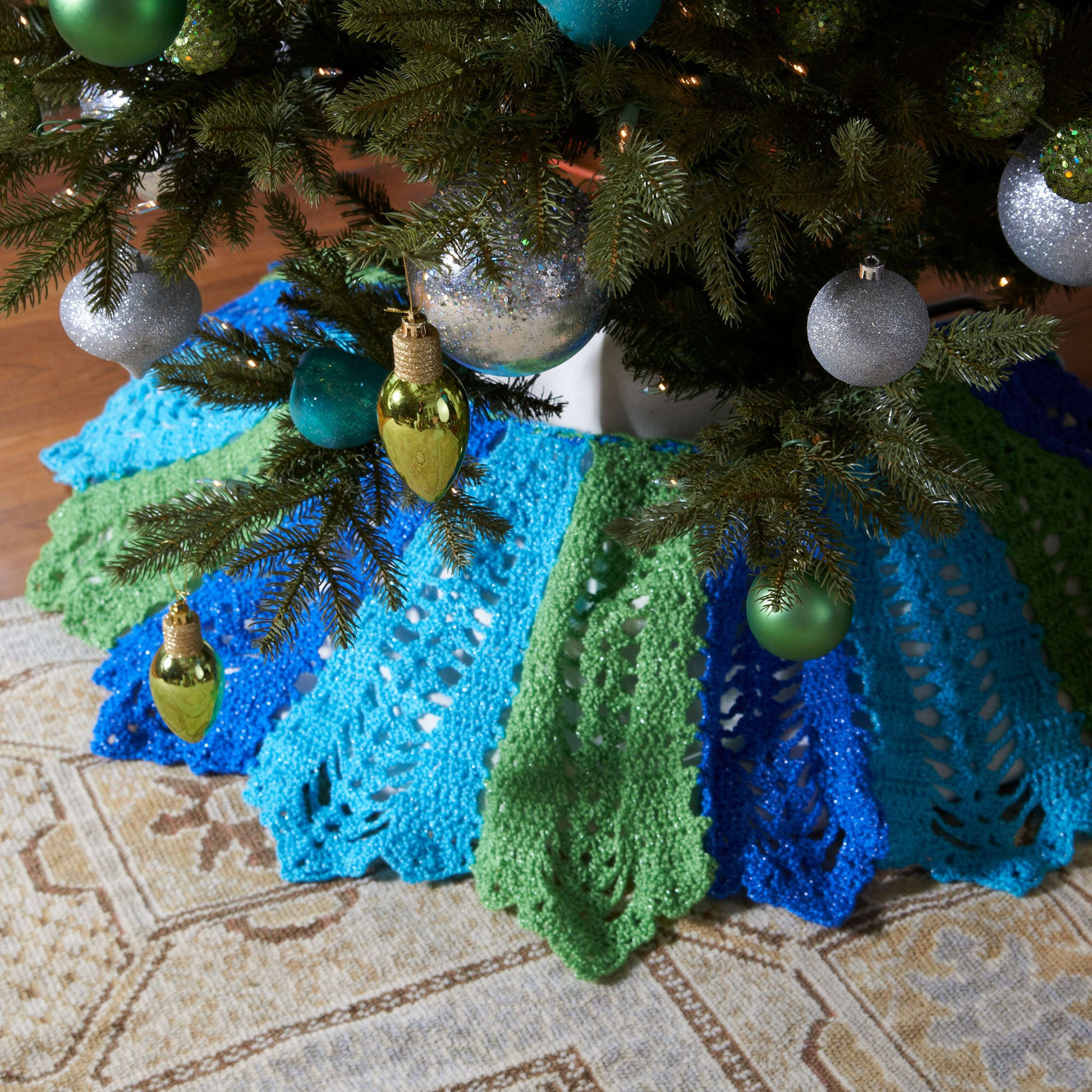 Free Red Heart Holiday Tree Skirt Crochet Pattern