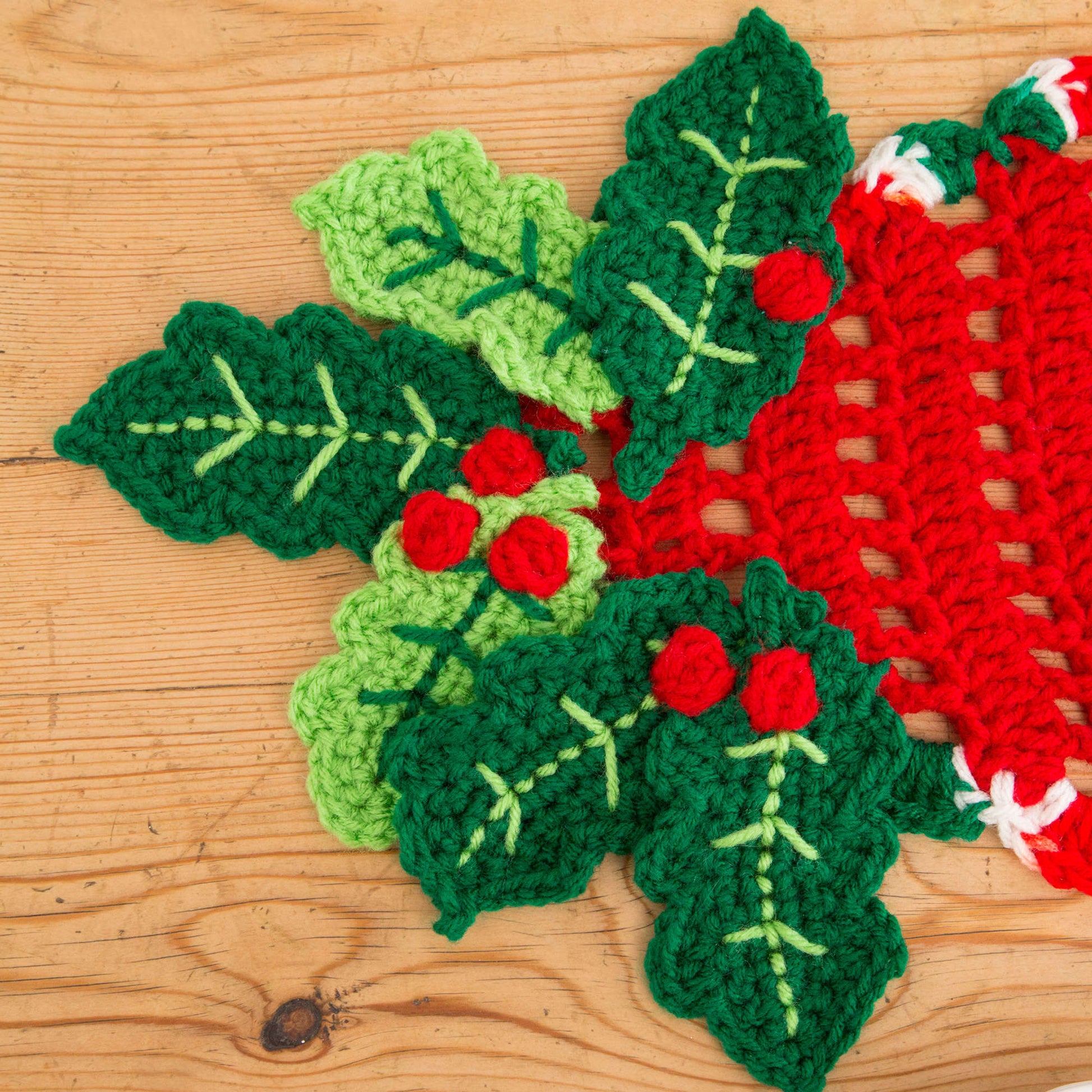 Free Red Heart Holly Trim Table Runner Pattern