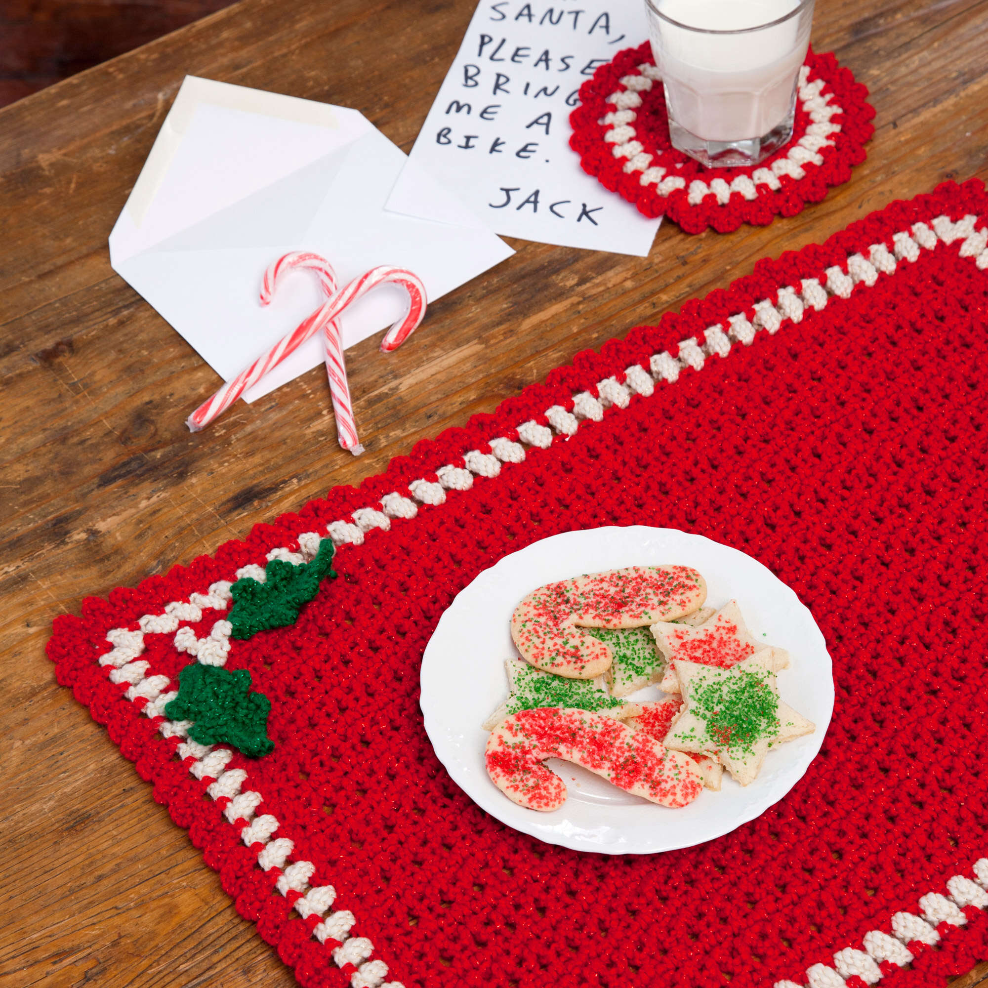 RHC0537 022338M free red heart holiday placemat set crochet pattern | yarnspirations
