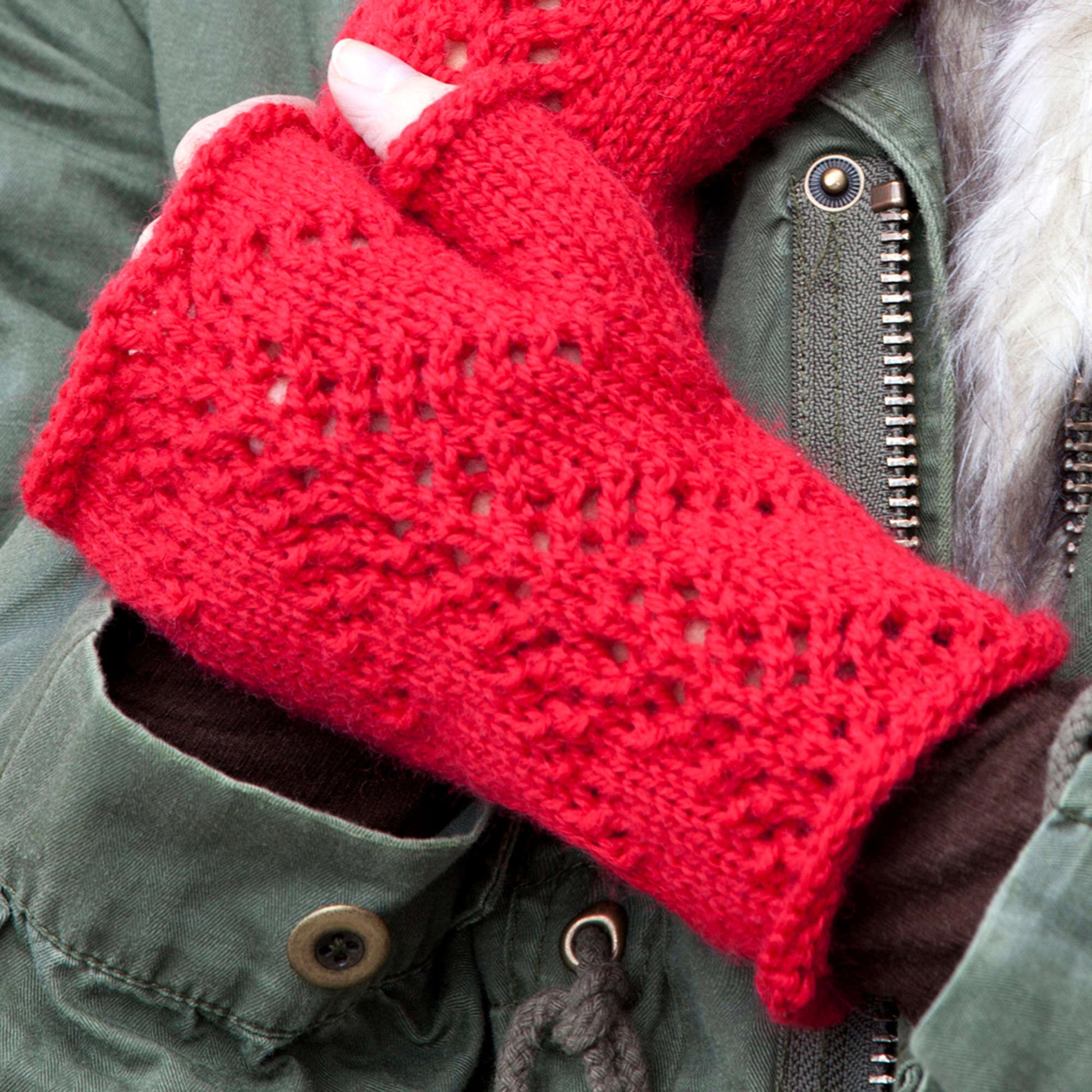 Free Red Heart Strolling Mitts Knit Pattern