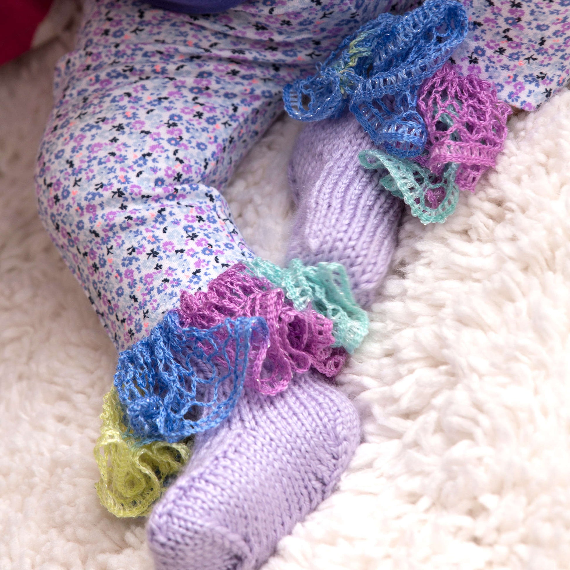 Free Red Heart Ruffle Baby Booties Knit Pattern