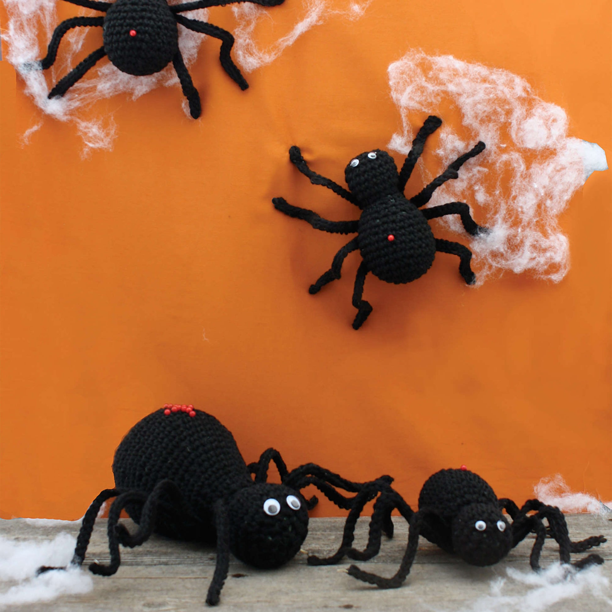 Free Lily Sugar'n Cream Halloween Spiders Crochet Pattern