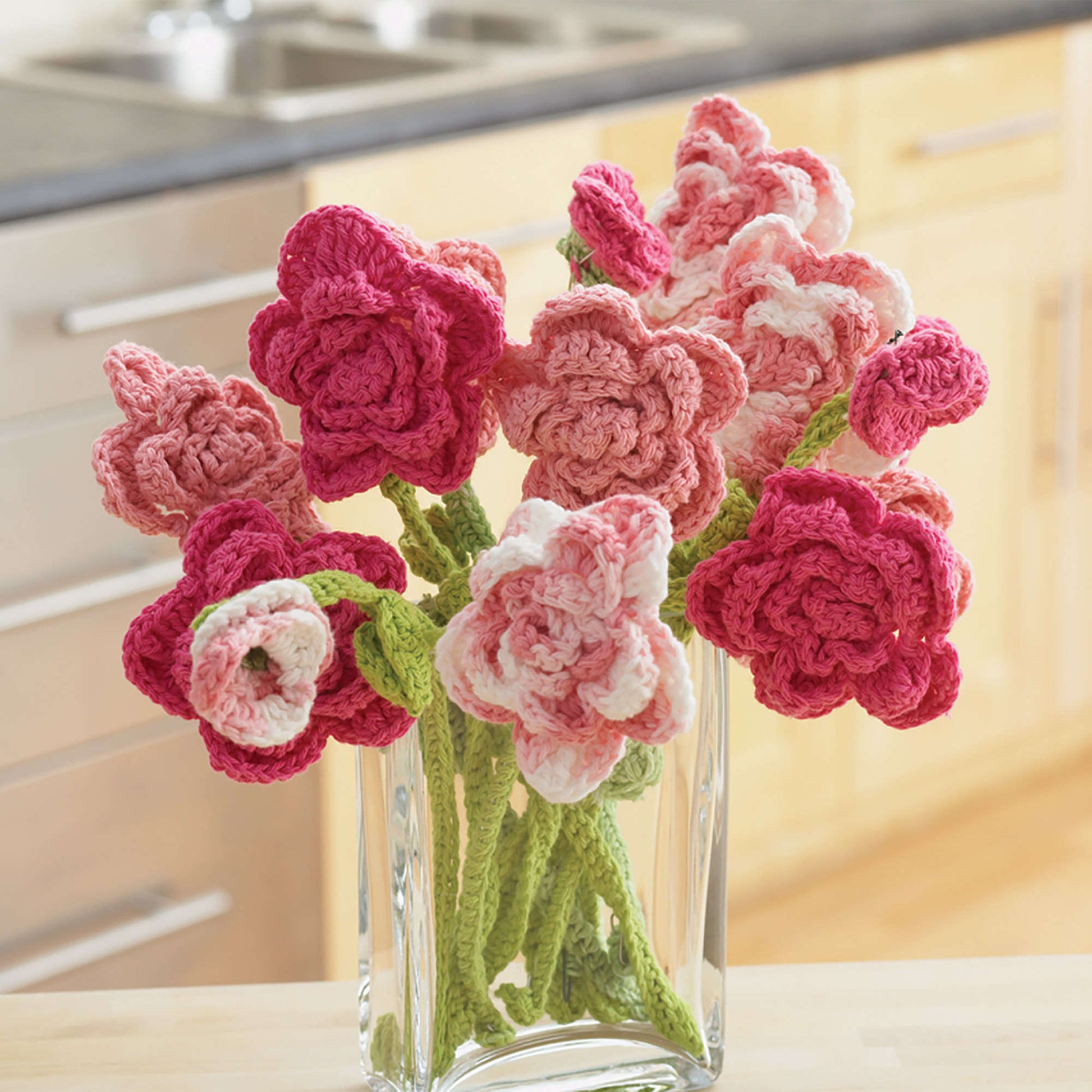 Free Lily Sugar'n Cream Rose Bouquet Crochet Pattern