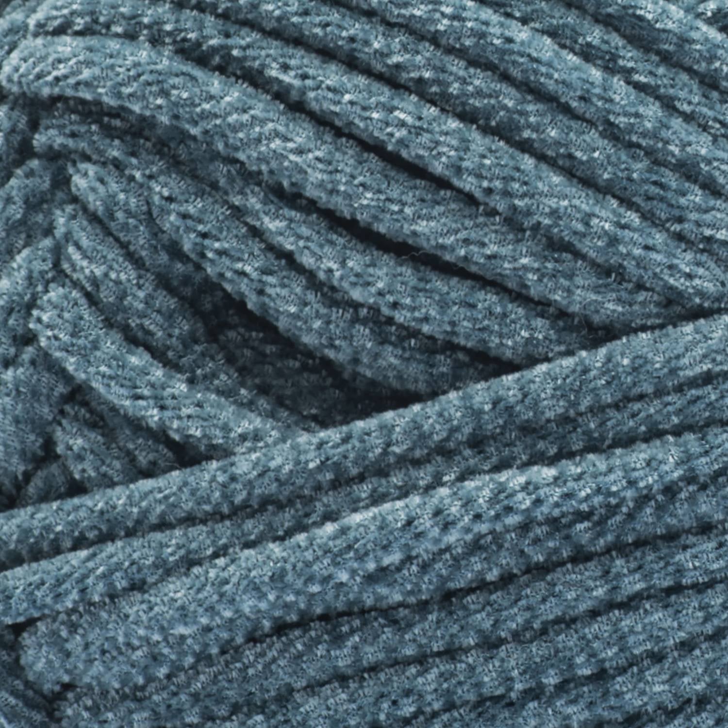 Bernat Plush Knitting Yarn in Ruby | Size: 250gr/8.8oz | Pattern: Knit | by Yarnspirations