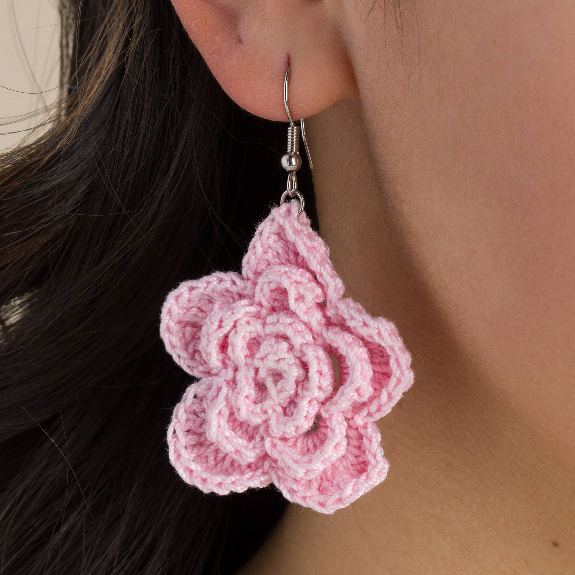 RiSaO✳です。　クリスタル彫刻カービングピアス　ファンシーカービング Free Easy Aunt Lydia's Crochet Rose Earrings Pattern | Yarnspirations
