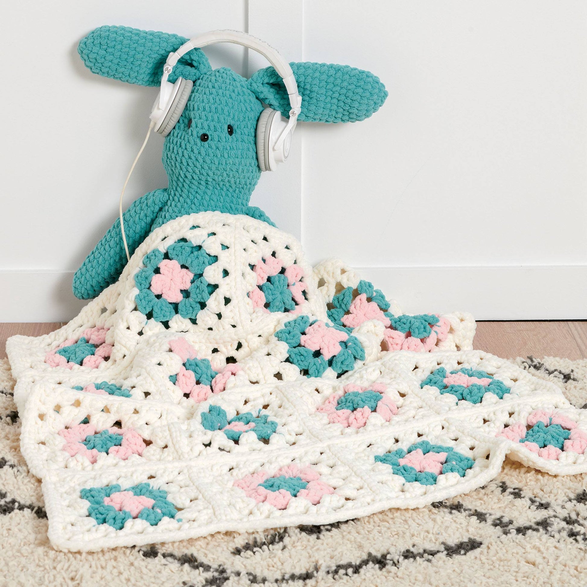 Free Bernat Beginner Granny Square Crochet Blanket Pattern