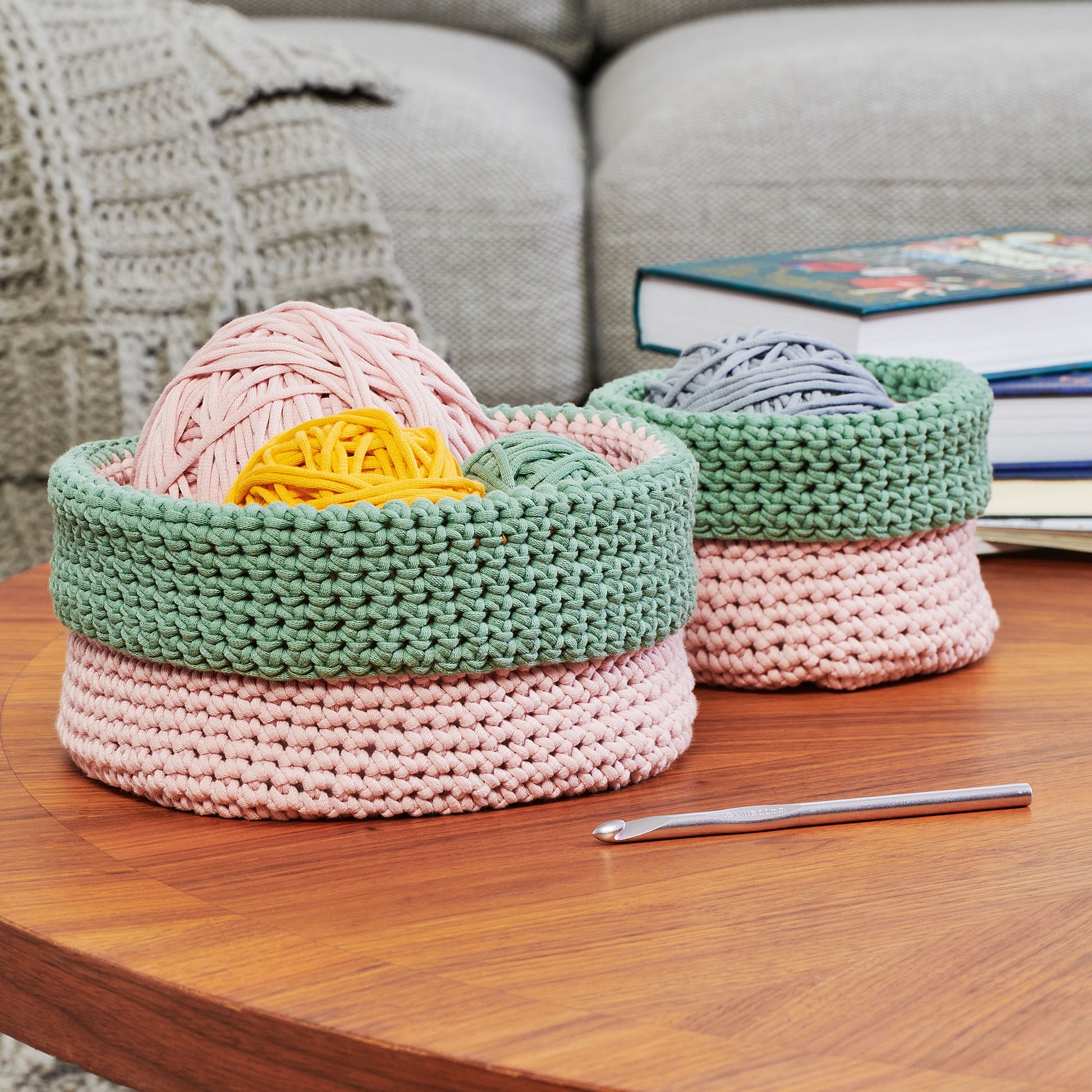 Free Bernat Crochet Beginner Colorblock Baskets Pattern