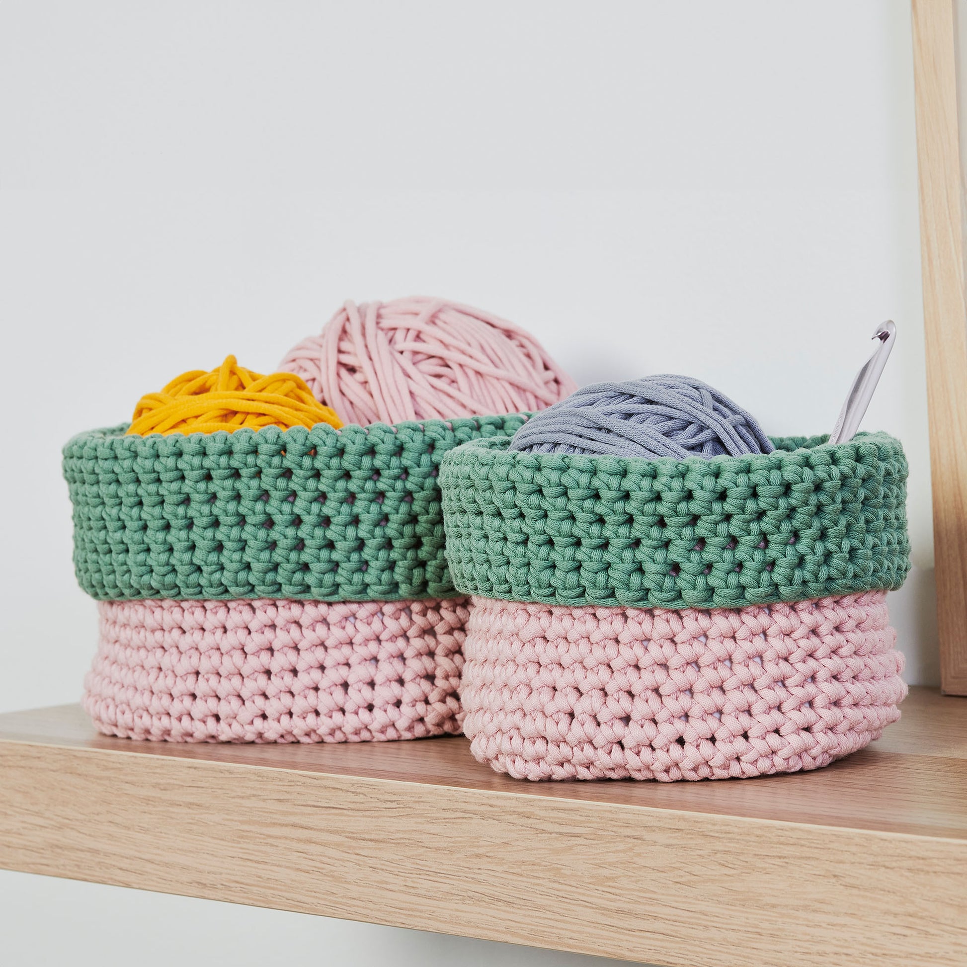 Free Bernat Crochet Beginner Colorblock Baskets Pattern
