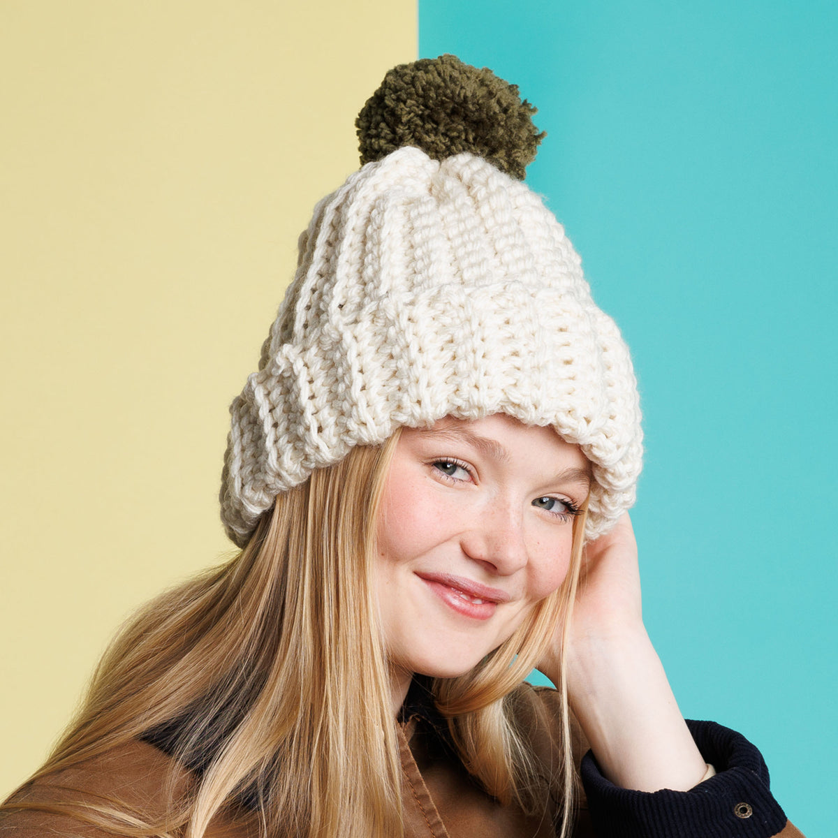Crocheted beanie with a pom-pom, Version 1