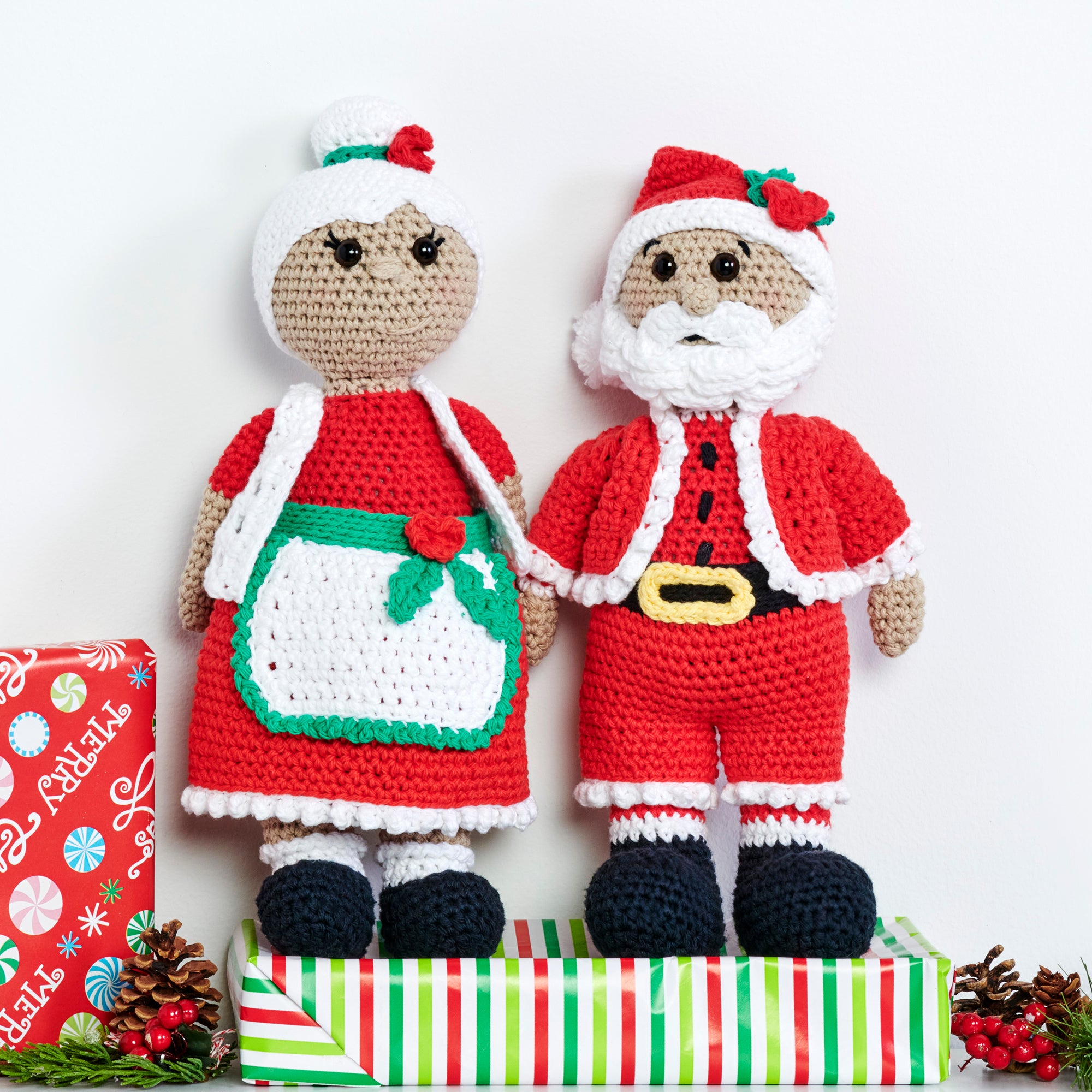 Free Easy Lily Crochet Santa & Mrs Claus Dolls Pattern