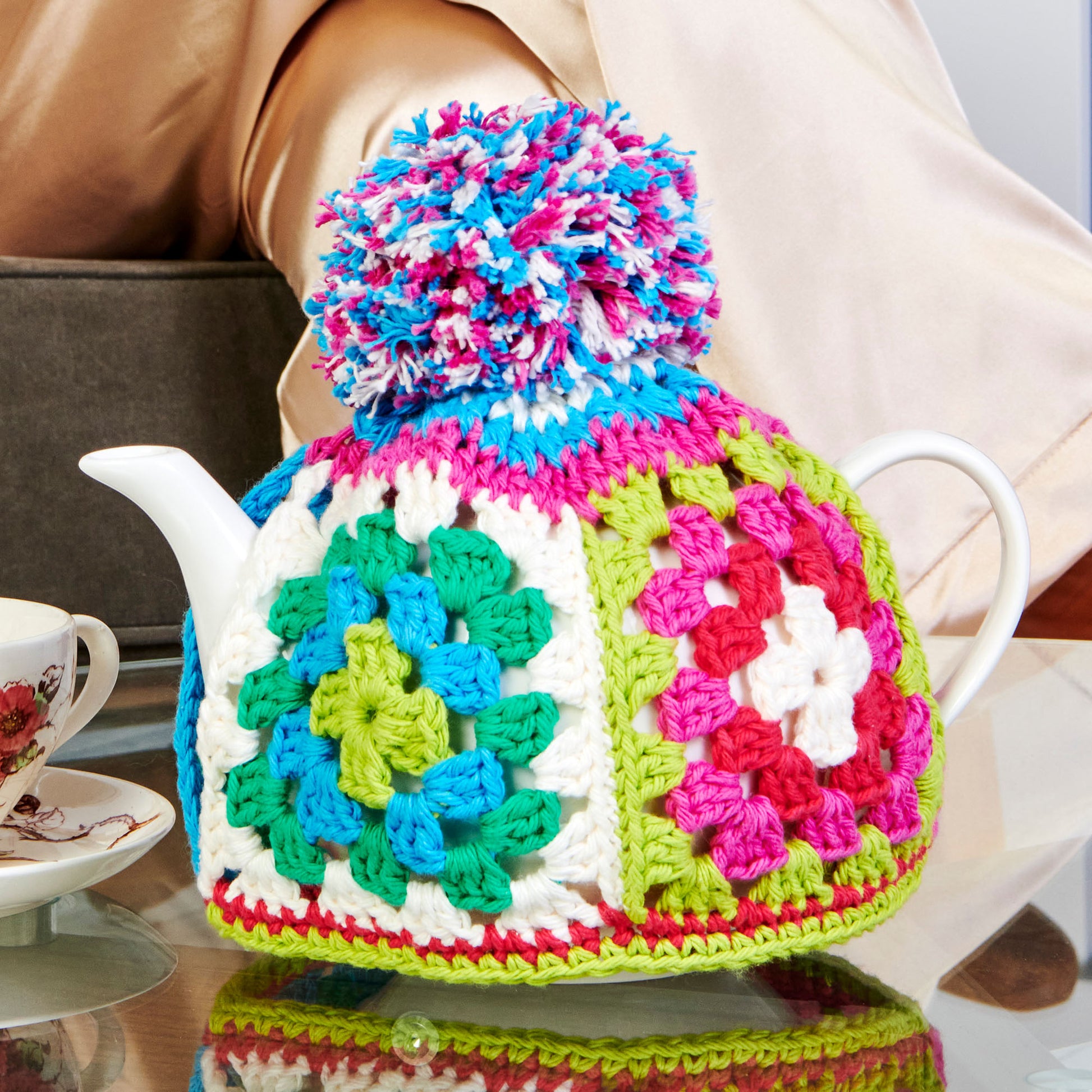 I found a really beautiful teapot cosy. It looks knitted with a thick yarn.  But the pattern says dk yarn with 3 mm crochet hook : r/crochetpatterns