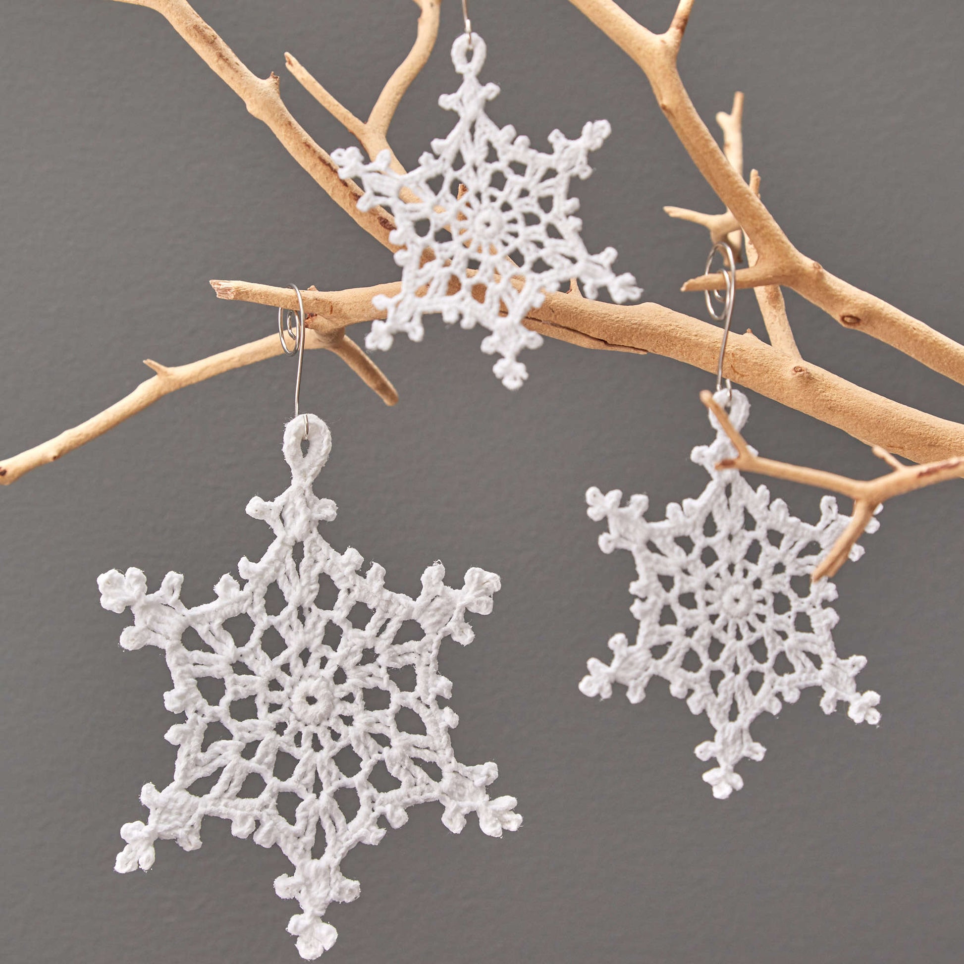 Free Aunt Lydia's Crochet Beautiful Lacy Snowflake Ornaments Pattern