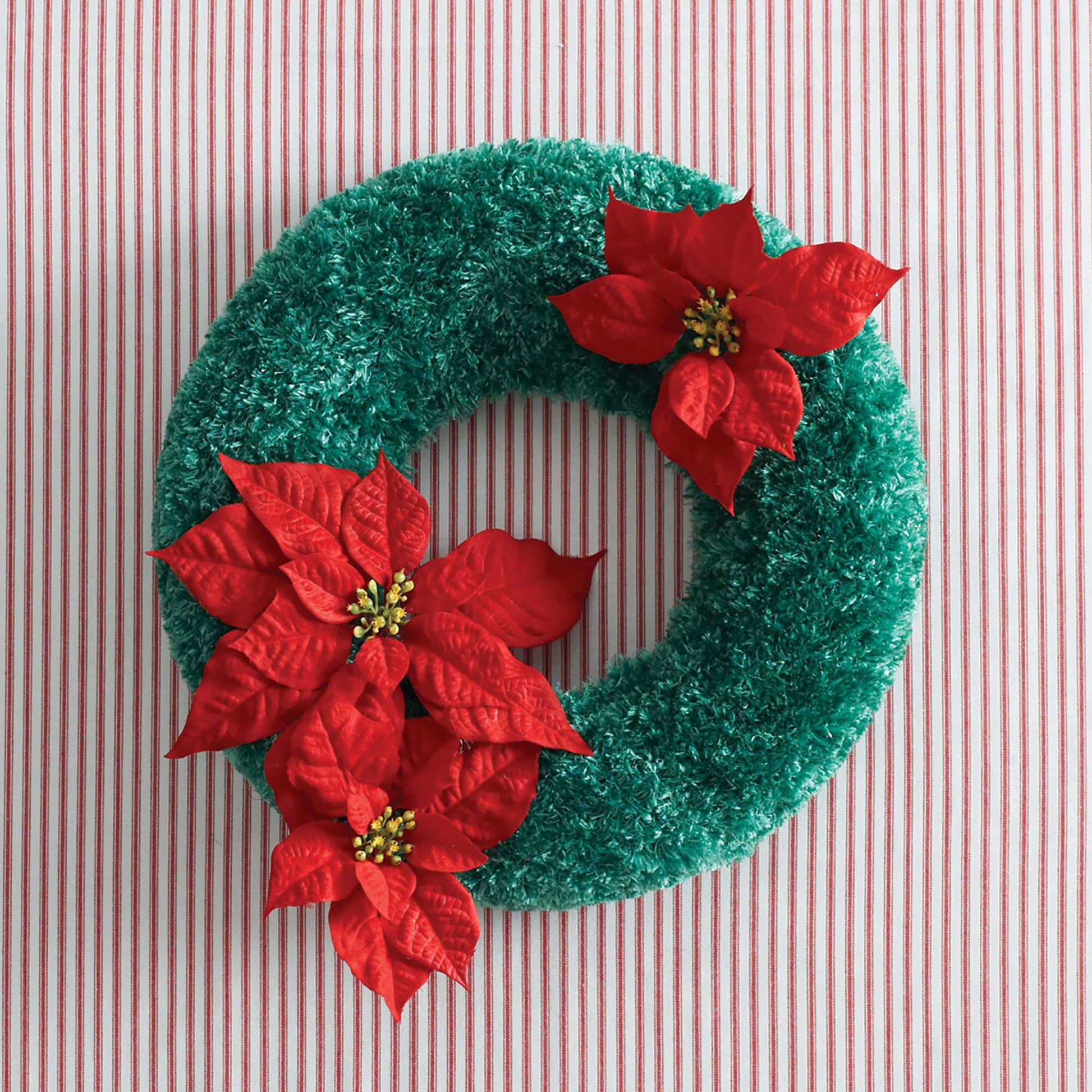 Free Bernat Holidays Christmas Wreath To Crochet Pattern