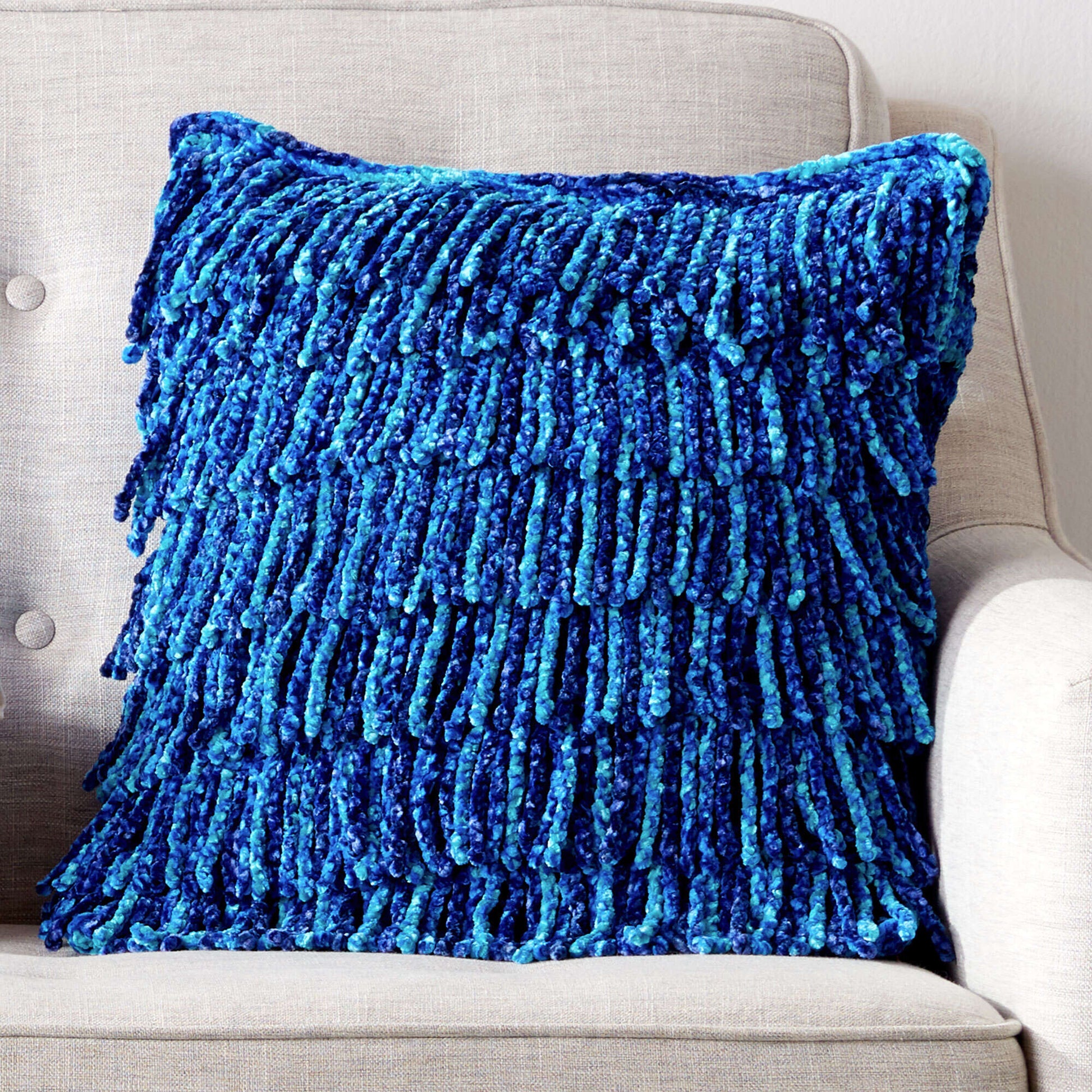Free Bernat Waterfall Fringe Crochet Cushion Pattern