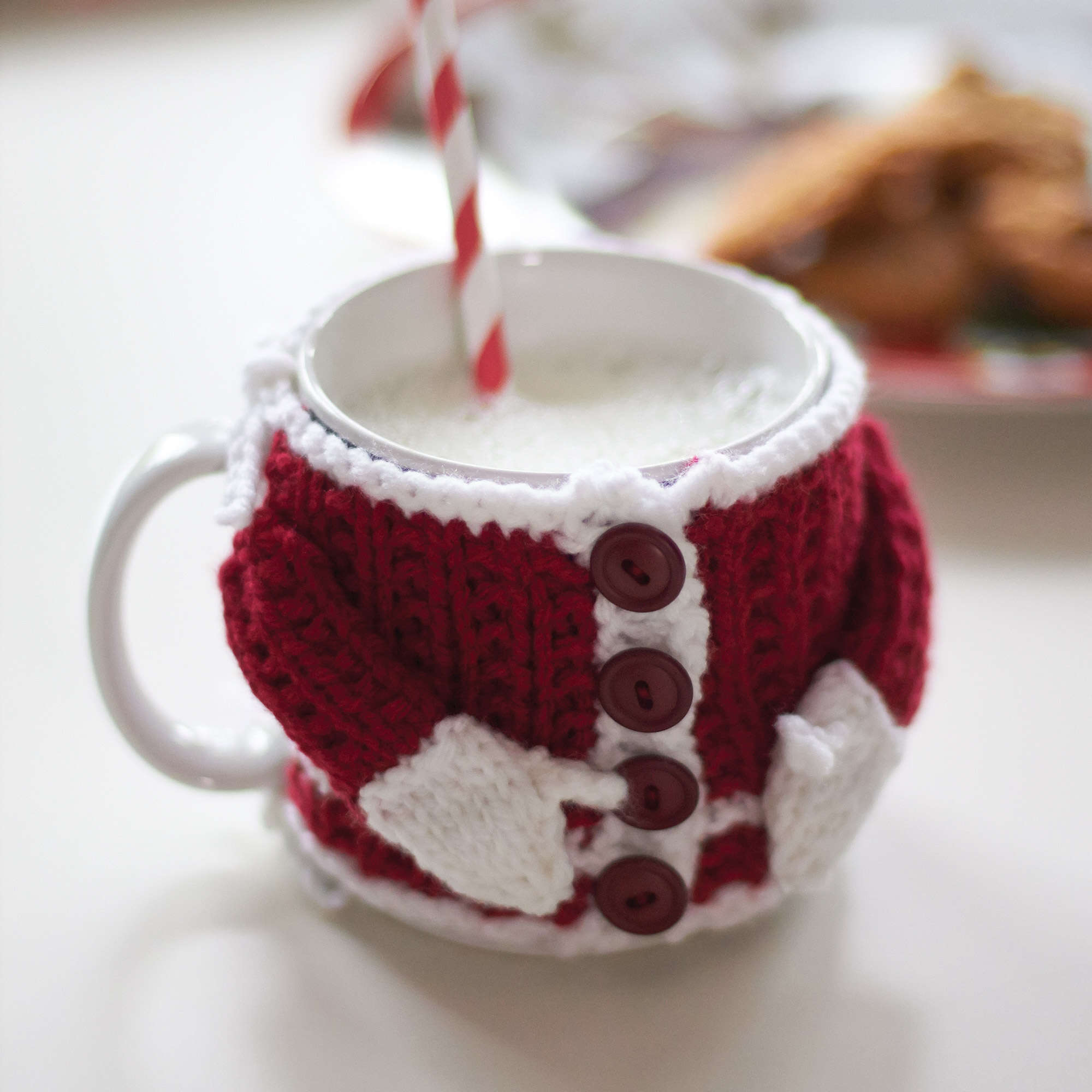 Bernat Santa's Mug Cozy (KNIT) by Yarnspirations / Bernat