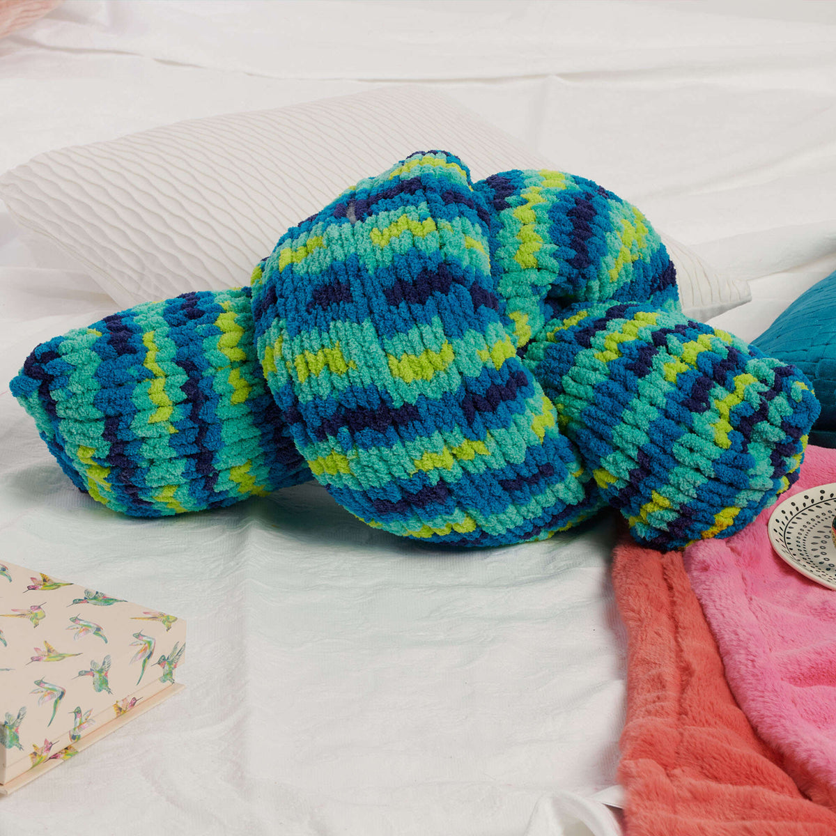 Knit Pillow made in Bernat Blanket Extra yarn