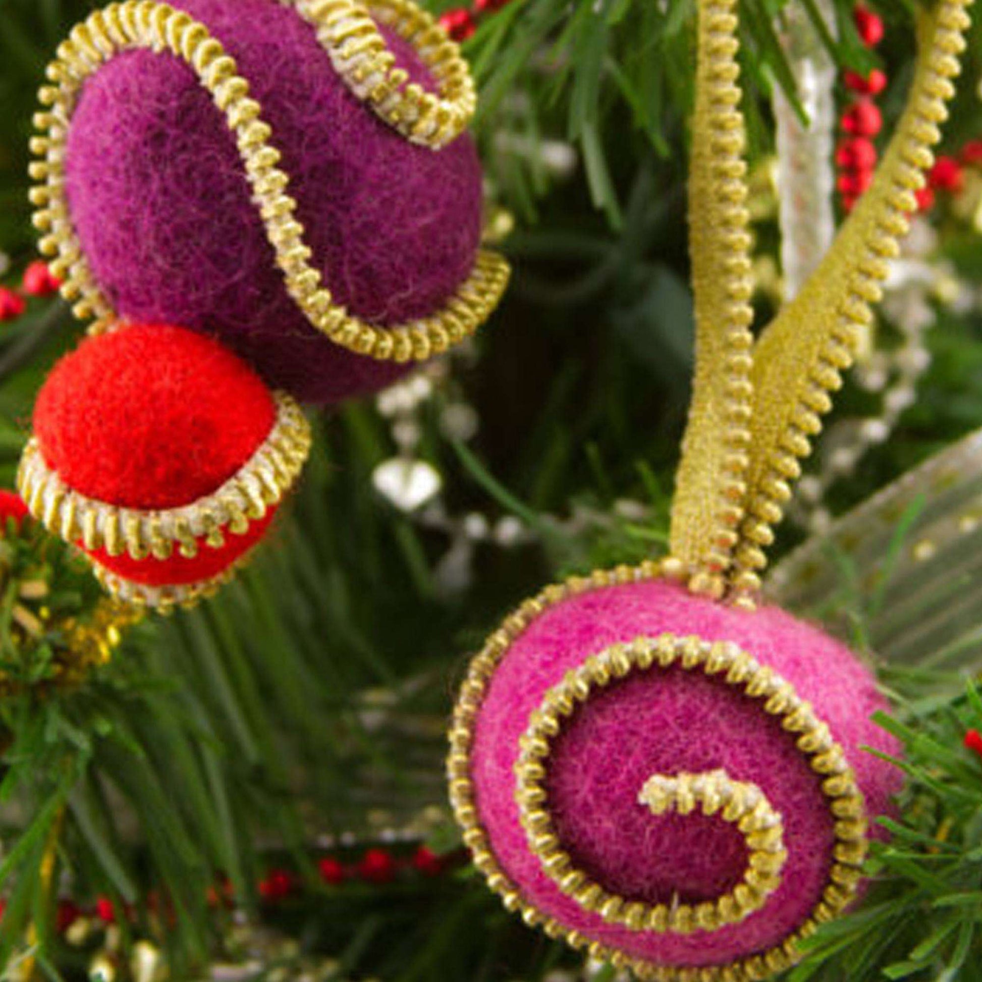 Free Coats & Clark Zipper Felted Ball Ornament Craft Pattern