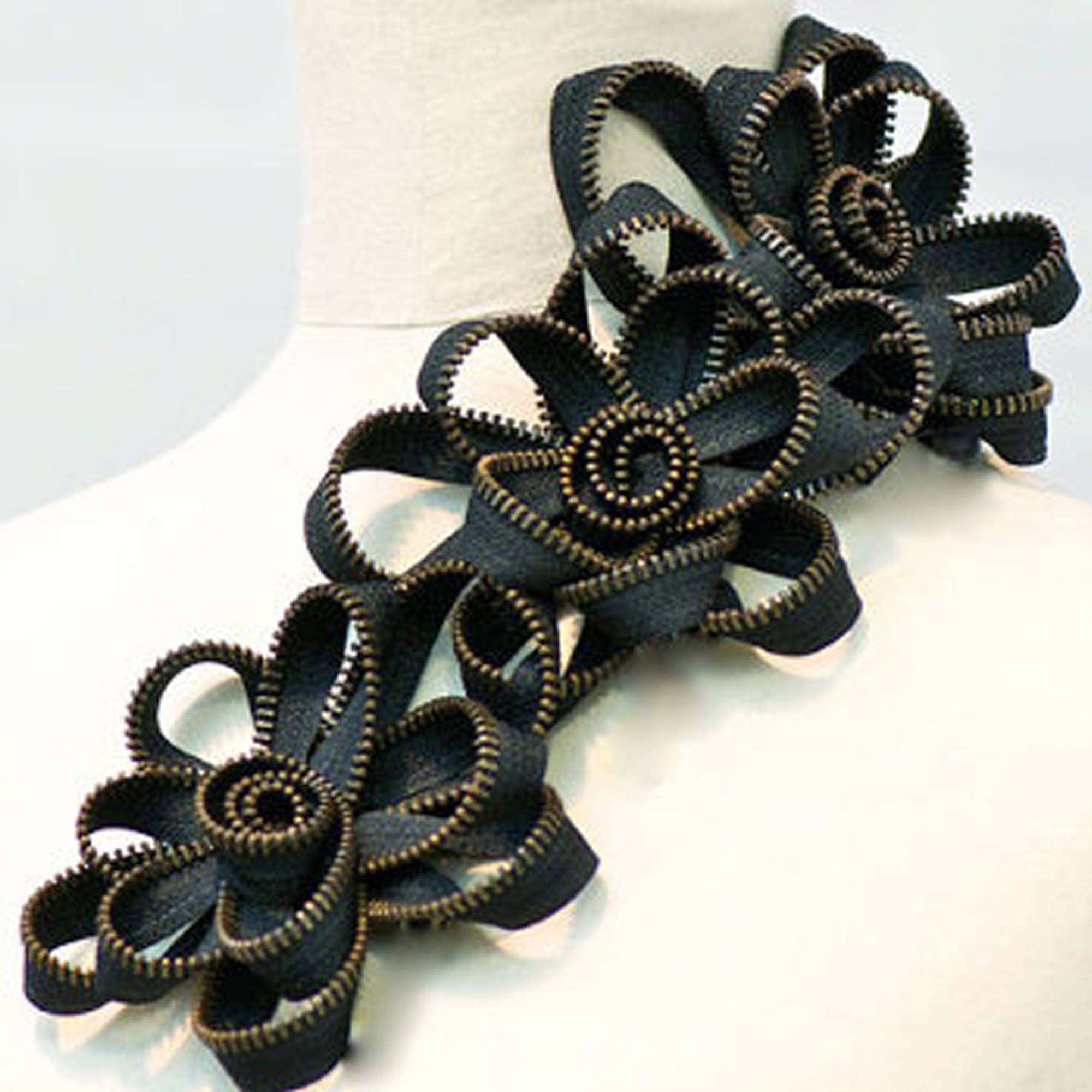 Free Easy Coats & Clark Zip Art Flower Sewing Pattern | Yarnspirations