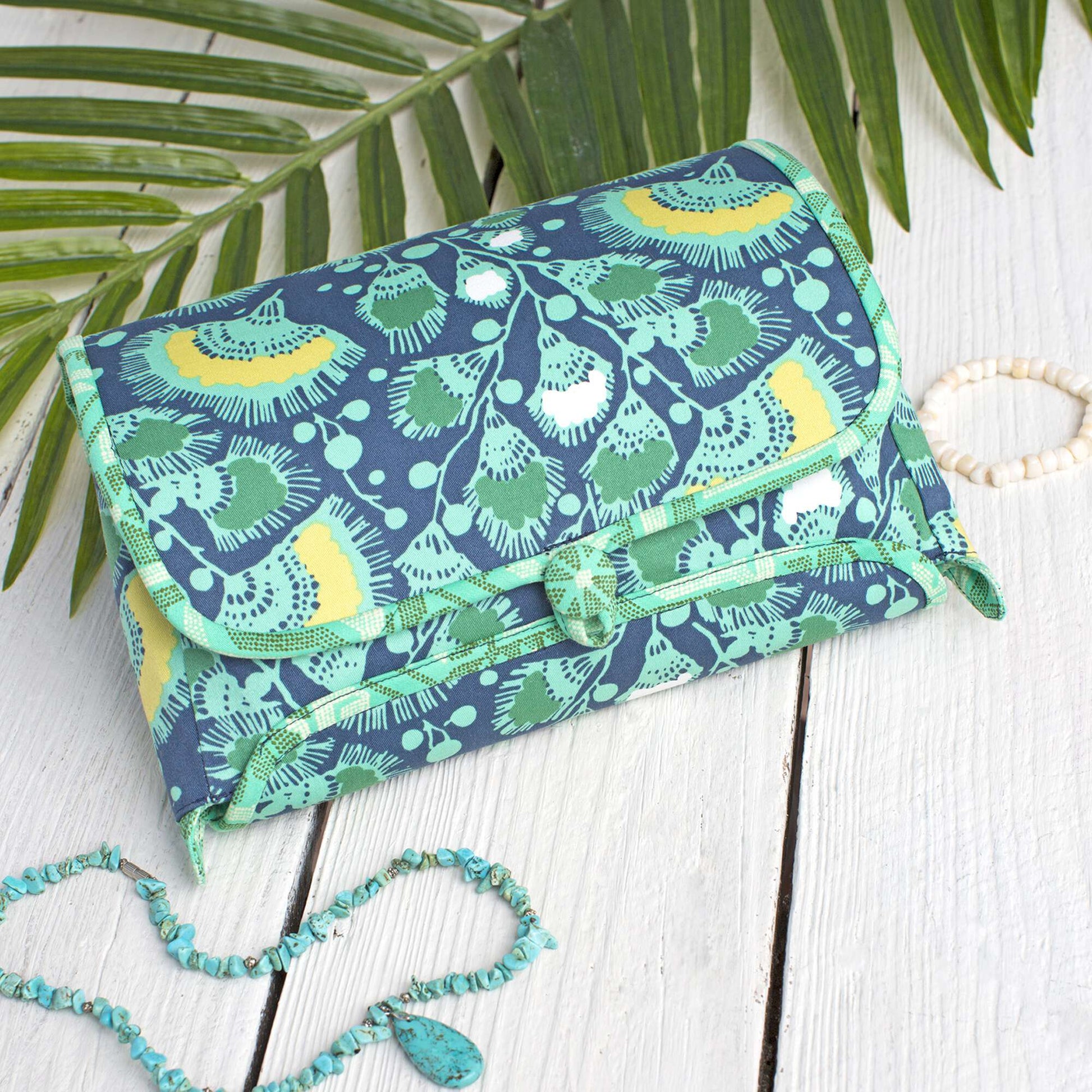 Free Coats & Clark Cosmetic Roll With Zipper Pouch Sewing Pattern
