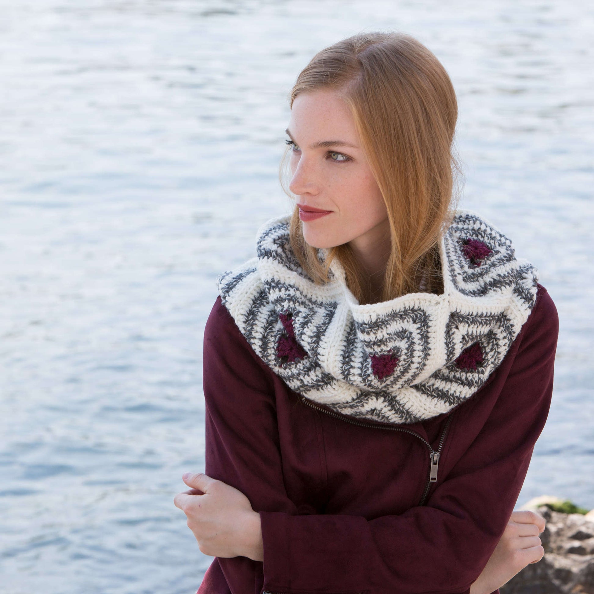 Free Patons Radiating Triangles Crochet Cowl Pattern
