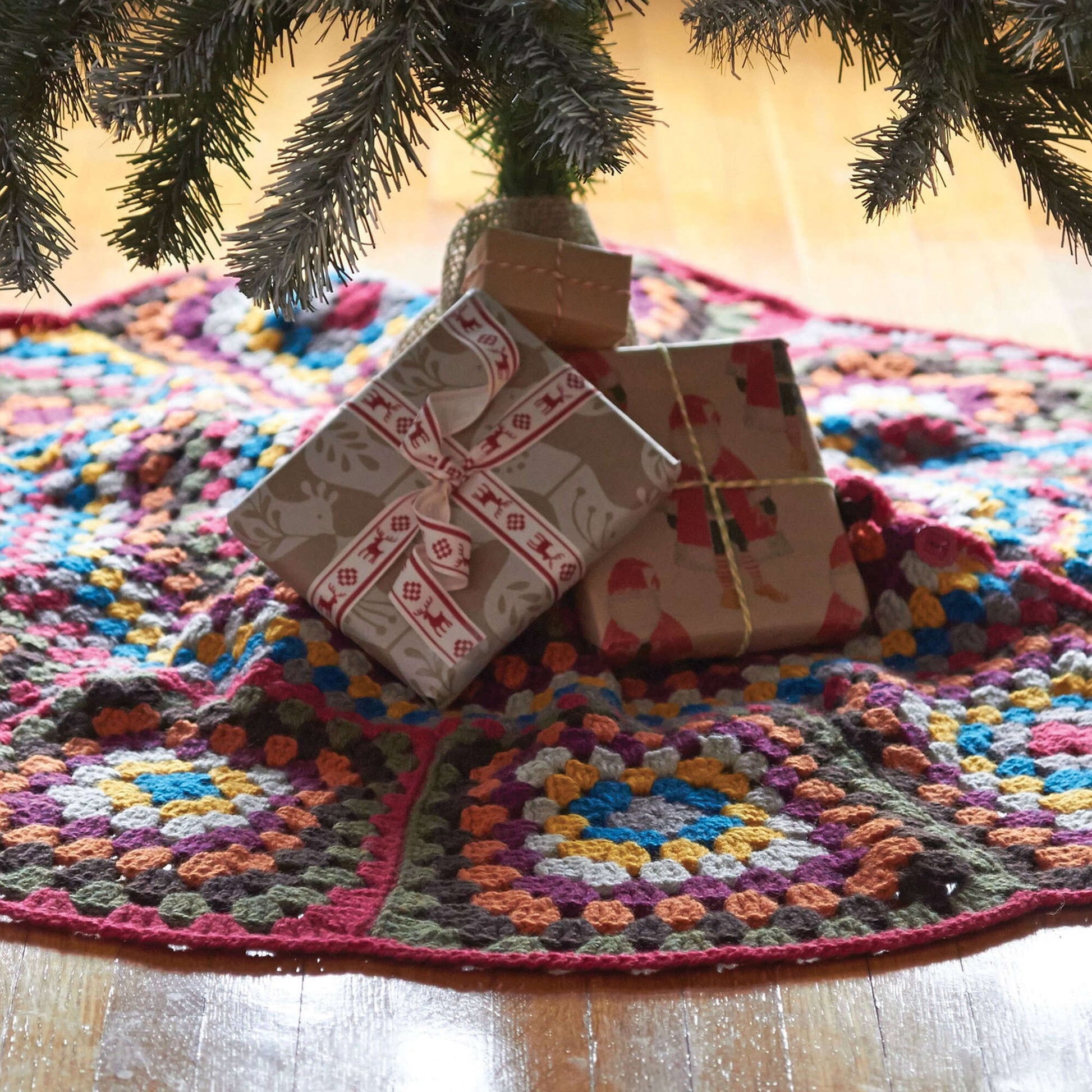 Free Patons Tricia's Tree Skirt Crochet Pattern