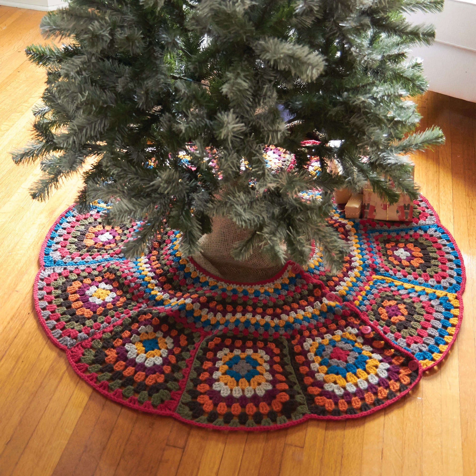 Free Patons Crochet Tricia's Tree Skirt Pattern