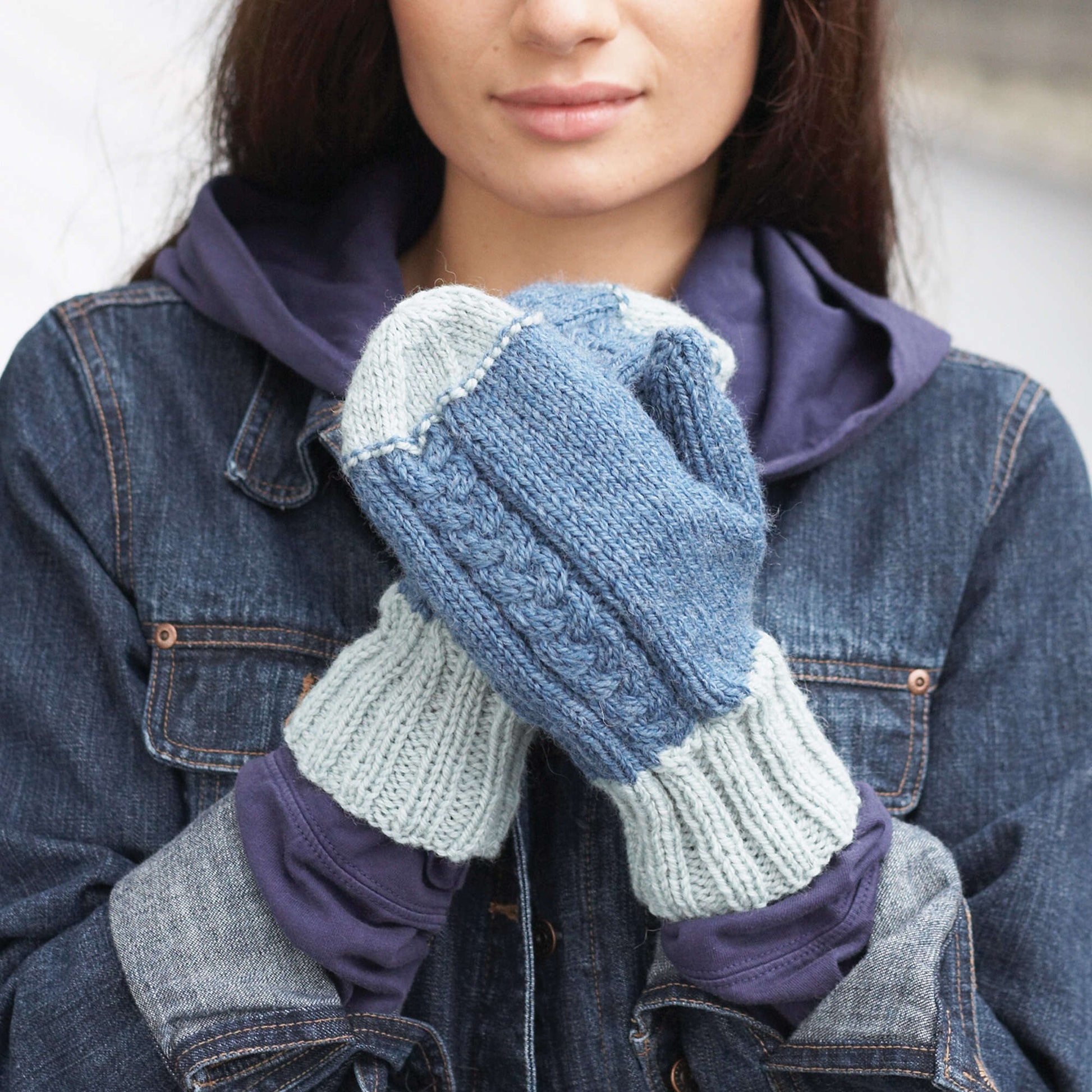 Free Patons Knit Off-Set Cable Mittens Pattern