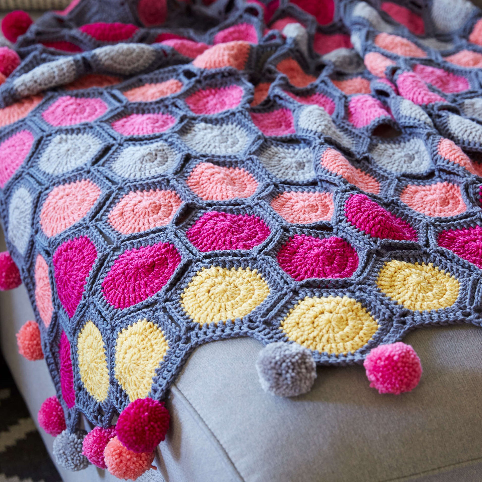 Free Red Heart Crochet All That Chic Throw Pattern