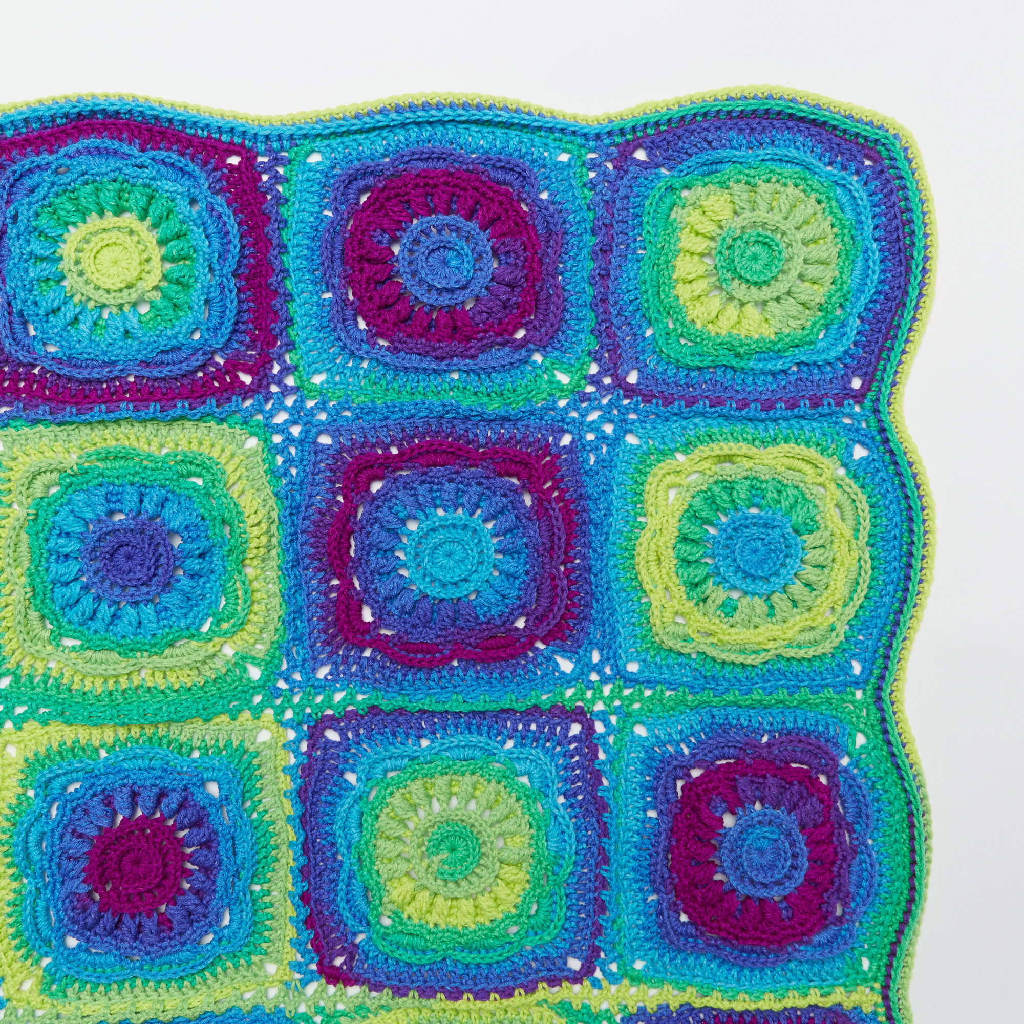 Free Red Heart Floral Beauty Throw Crochet Pattern | Yarnspirations