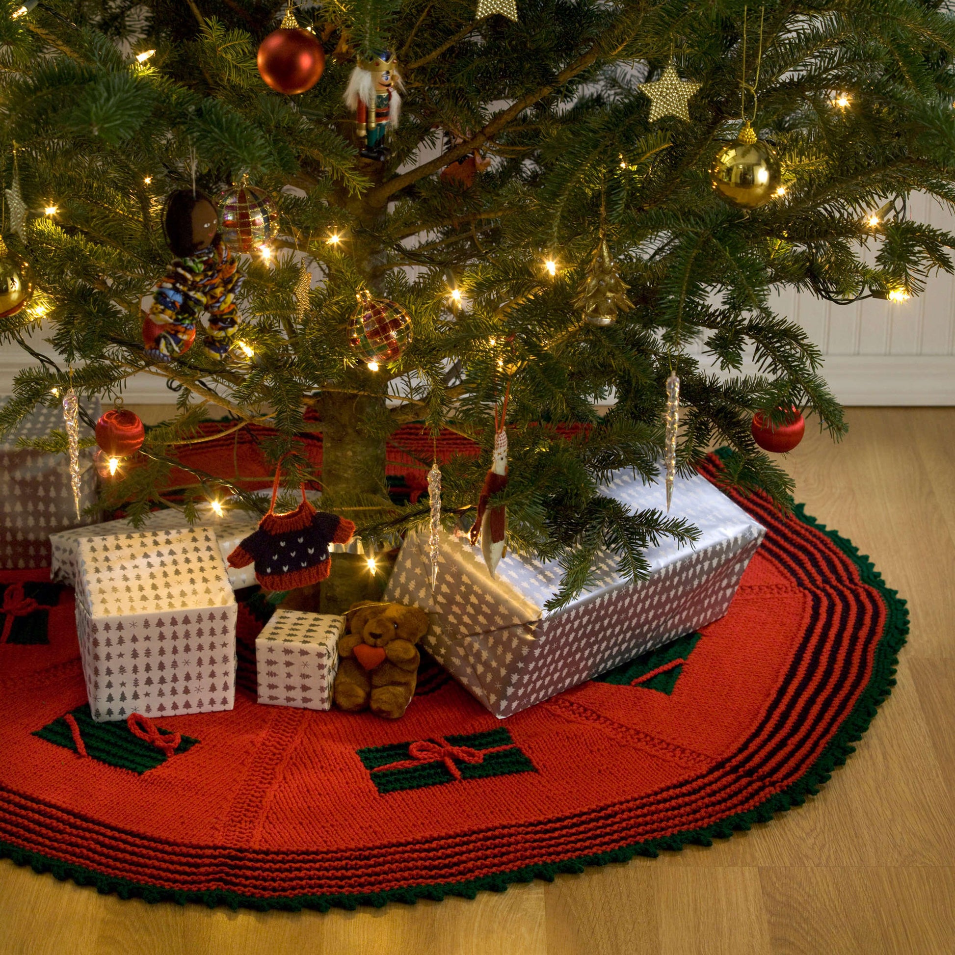 Free Red Heart Knit Gifts Around The Tree Skirt Pattern