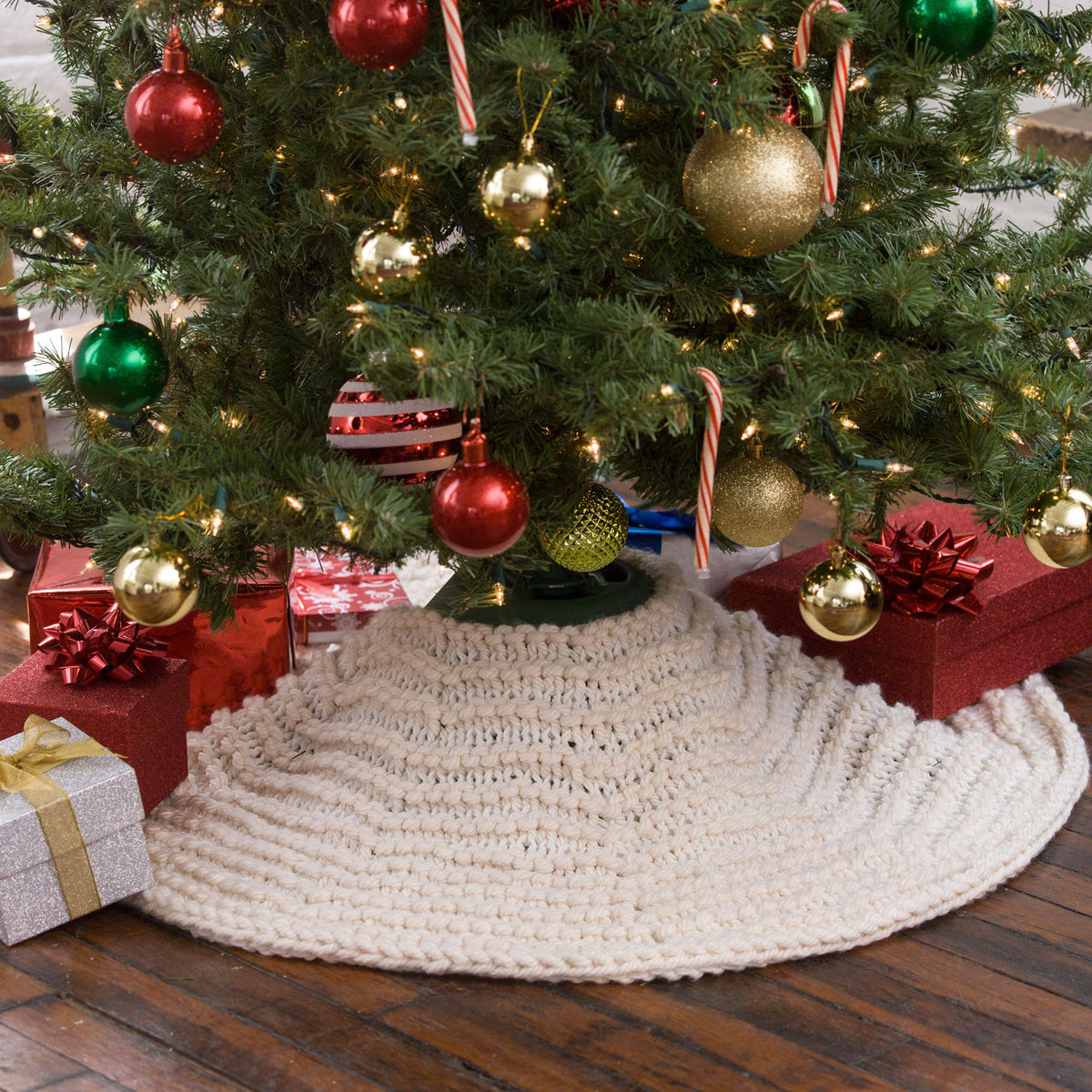 Red Heart Winter Wonderland Tree Skirt Pattern Tutorial Image