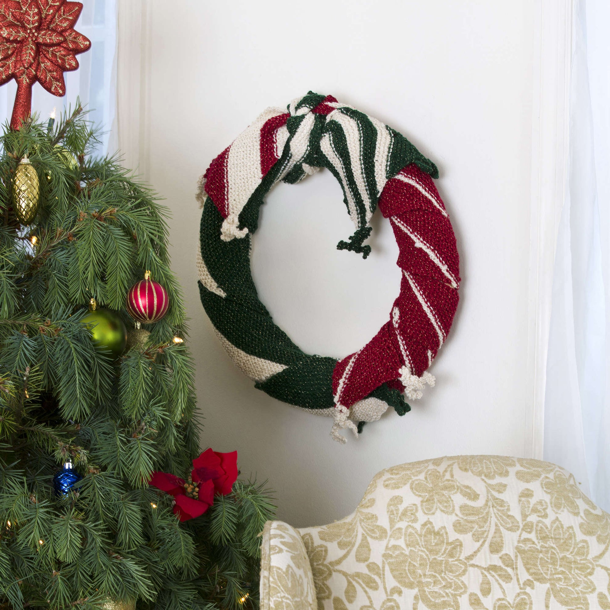 Free Red Heart Be-Scarfed Wreath Knit Pattern