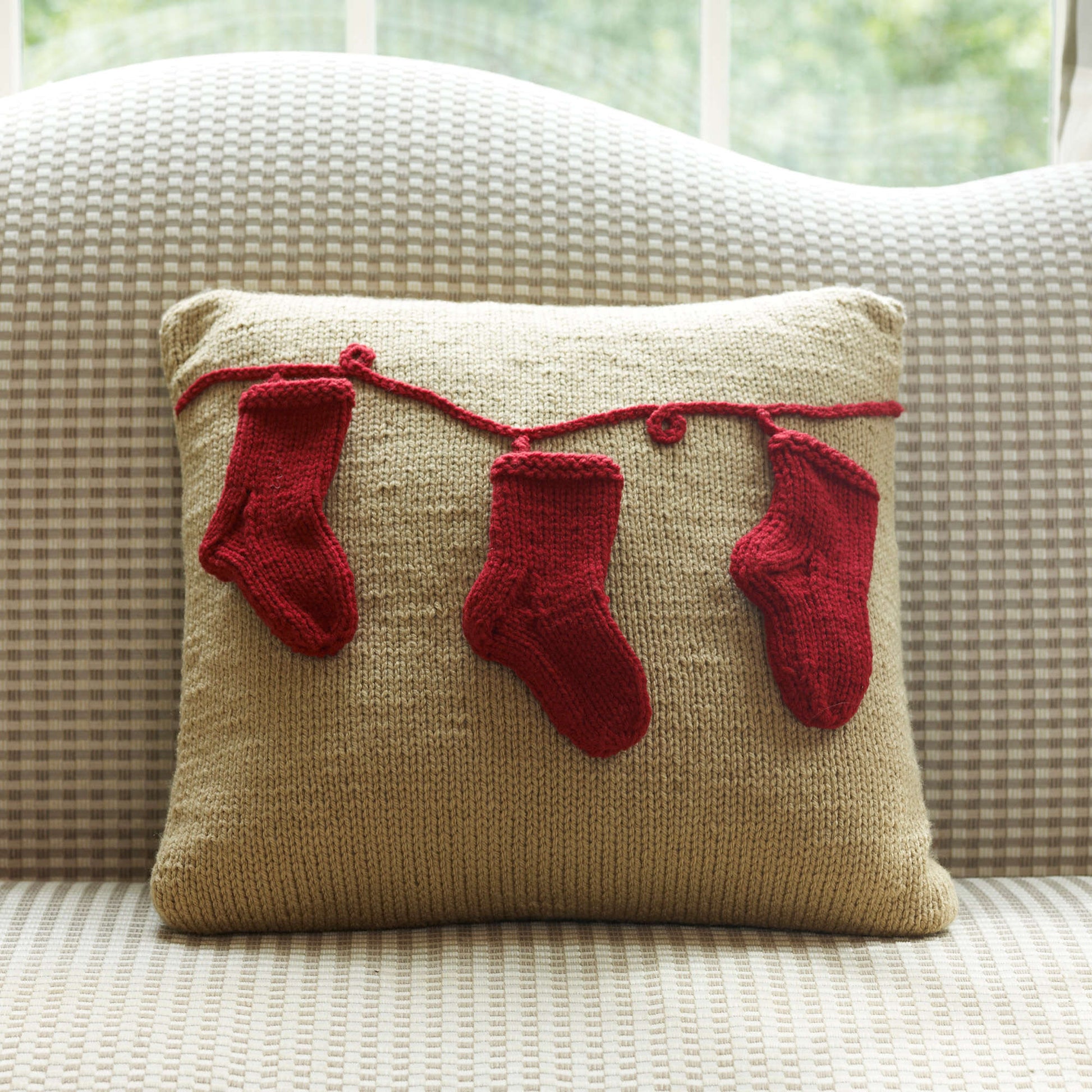 Free Red Heart Knit Holiday Pillow With Stockings Pattern