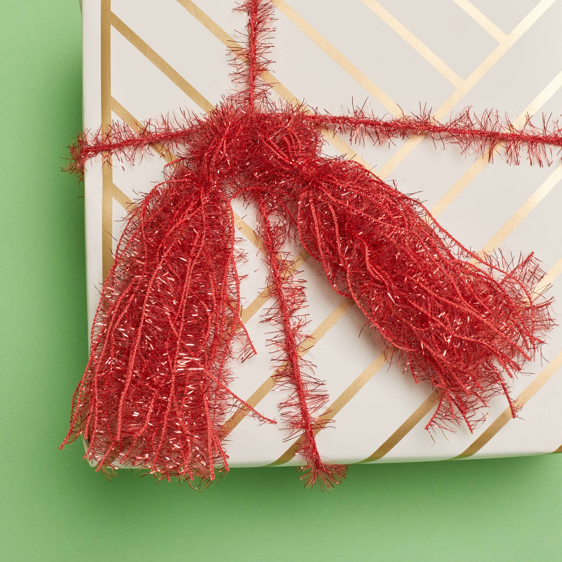 Free Red Heart Craft Tassels And Poms Gift Toppers Pattern