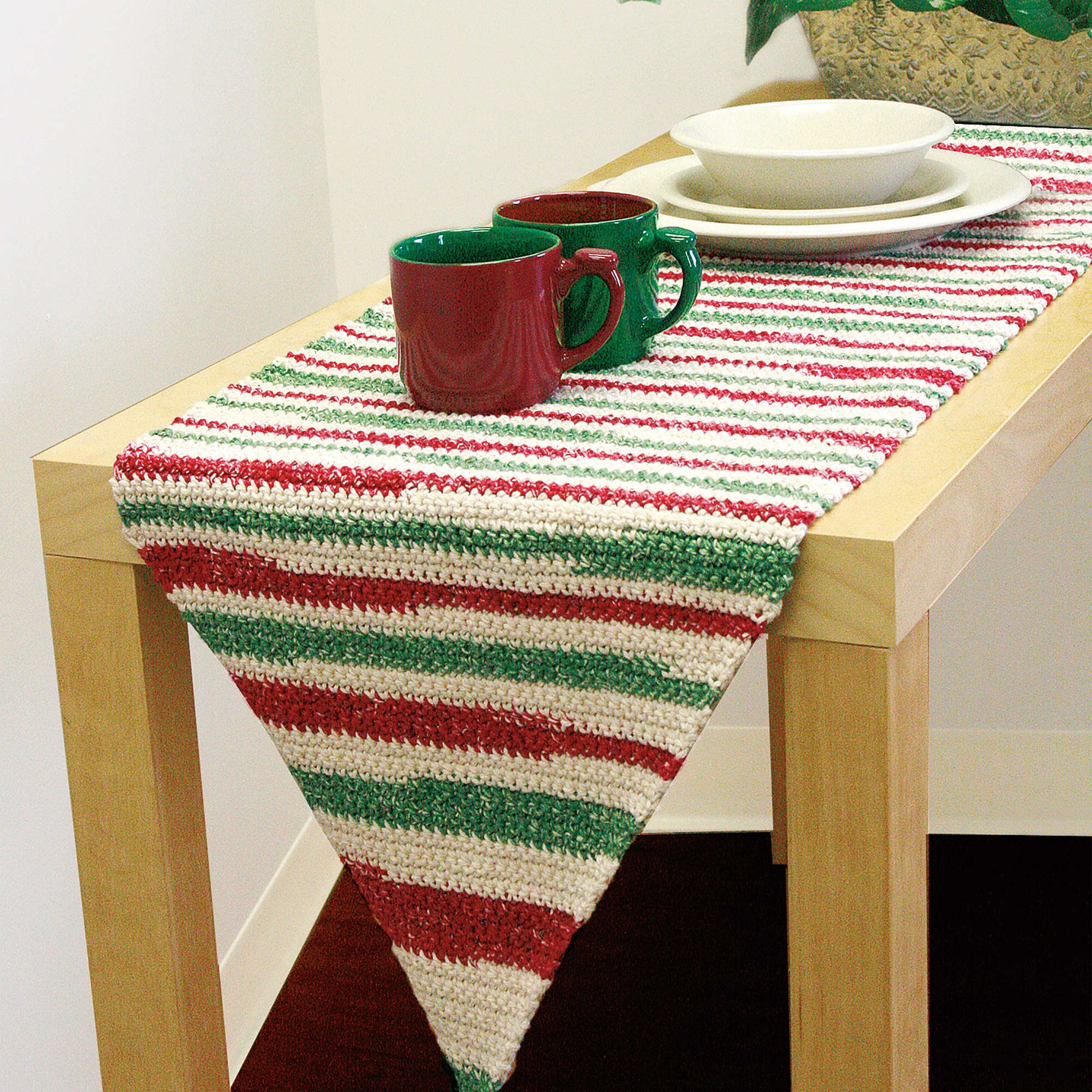 Free Lily Sugar'n Cream Table Runner to Crochet Pattern